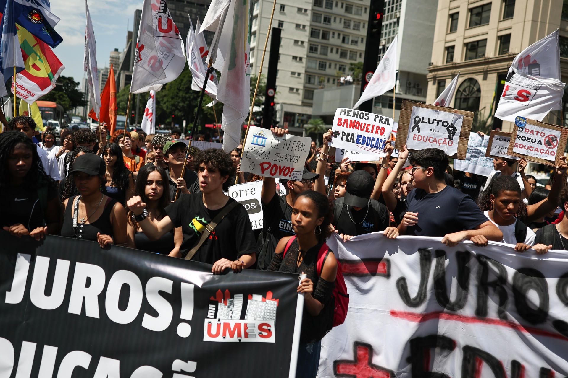 Miembros de centrales sindicales y estudiantes participan en una manifestación contra las altas tasas de interés este martes, frente al Banco Central de Brasil en Sao Paulo (Brasil). EFE/ Isaac Fontana