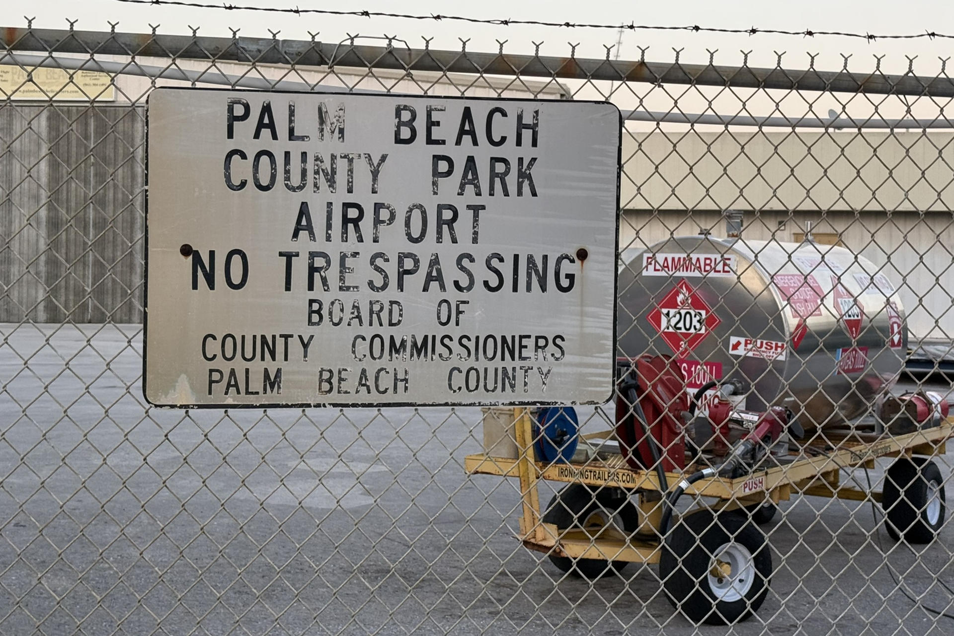 Fotografía de un aviso en el aeropuerto de Palm Beach este sábado, en Palm Beach (FL, EE.UU. EFE/ Alicia Civita