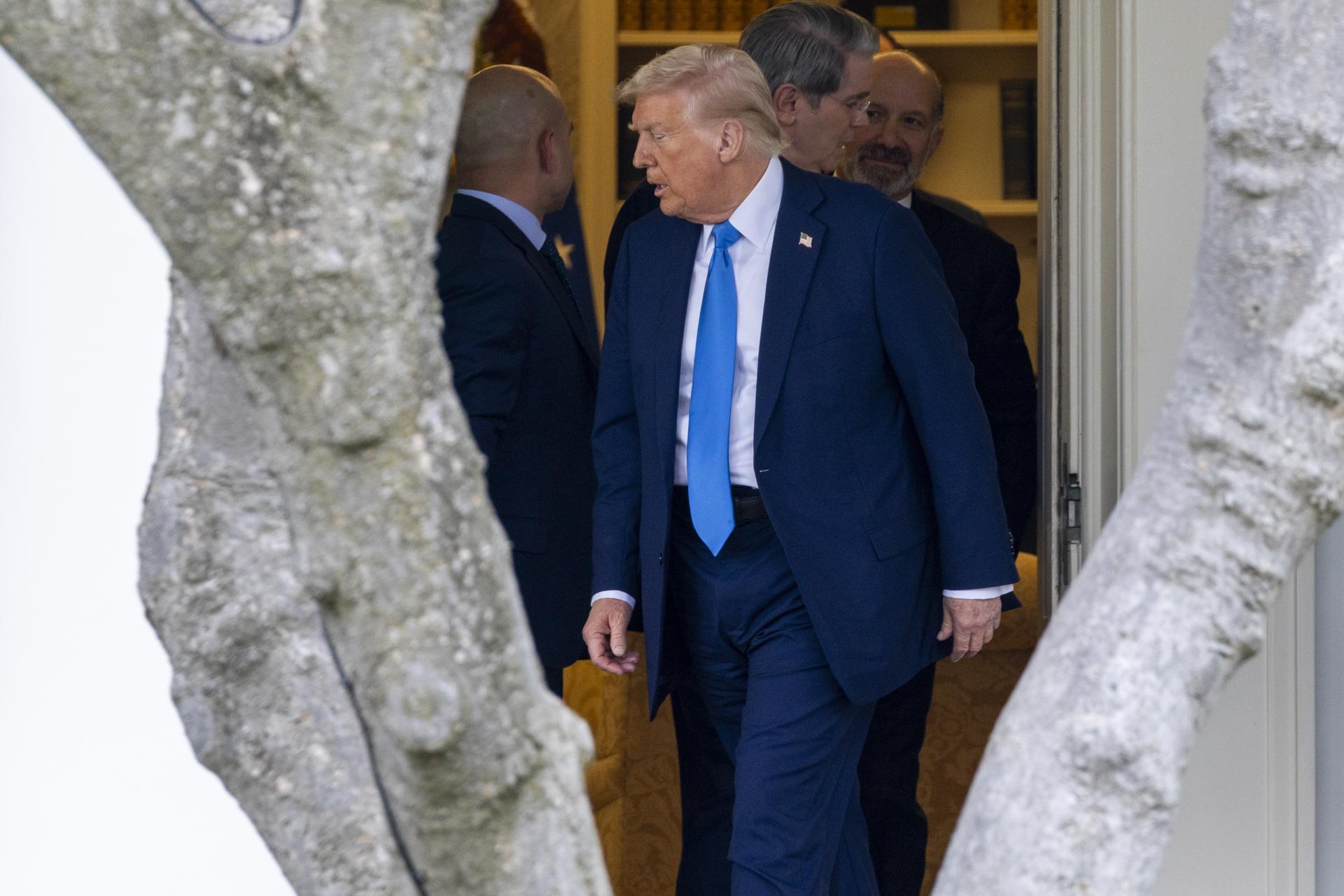 El presidente de Estados Unidos, Donald J. Trump, camina desde la Oficina Oval para abordar el Marine One en el jardín sur de la Casa Blanca en Washington, DC, EE. UU., el 28 de marzo de 2025. EFE/EPA/SHAWN THEW