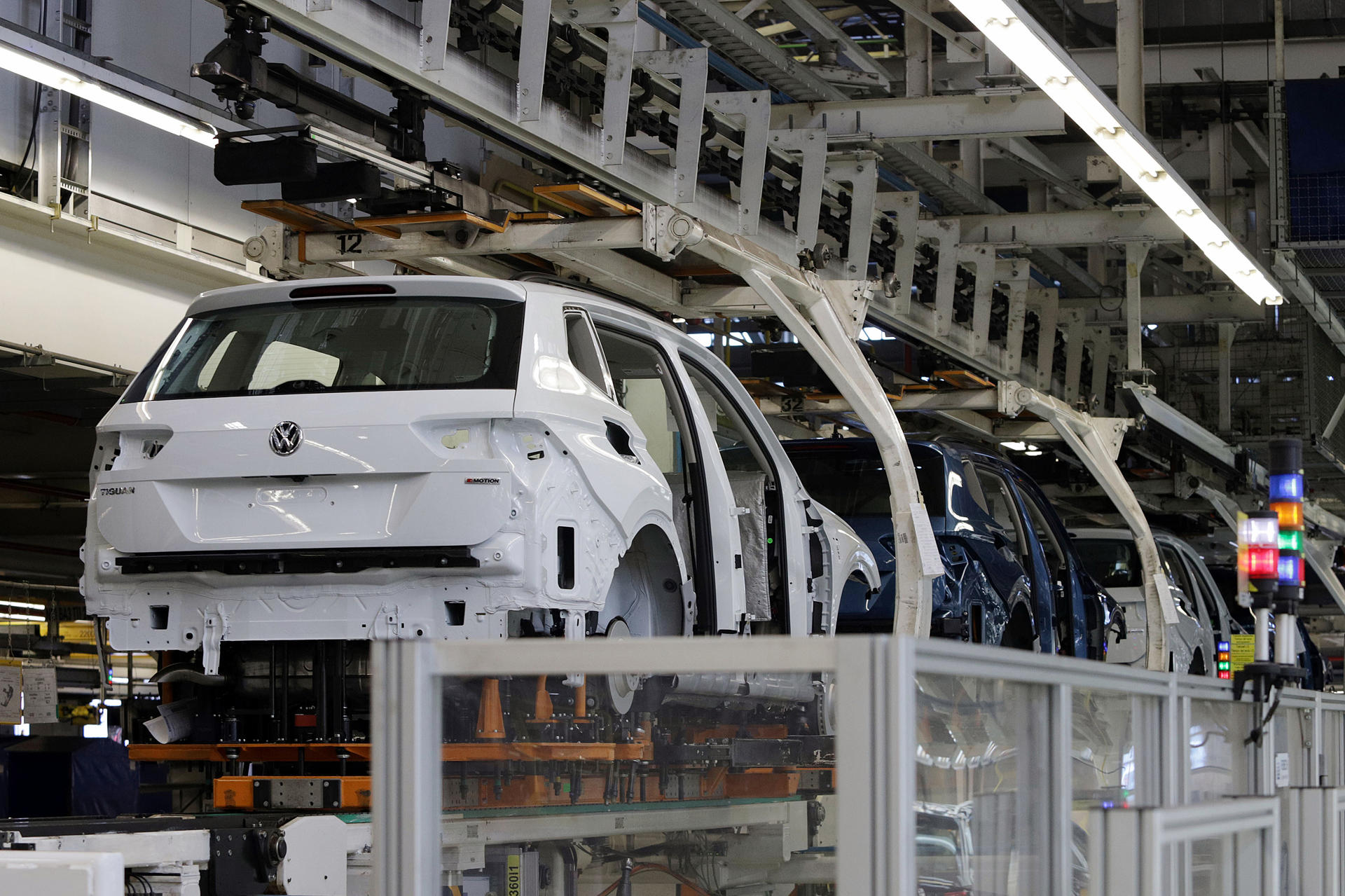 Fotografía de archivo de una línea de producción en una planta ensambladora de vehículos Volkswagen en el estado de Puebla (México). EFE/Hilda Ríos