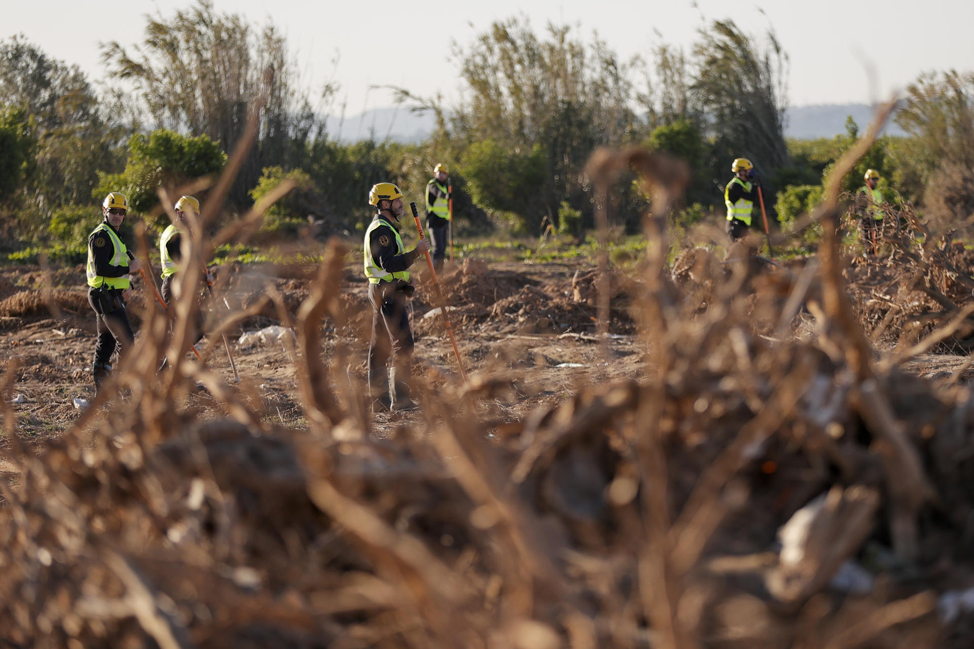 Imagen de archivo de agentes de la Guardia Civil realizando labores de búsqueda de los desaparecidos por la dana en el barranco del Poyo. EFE/Manuel Bruque