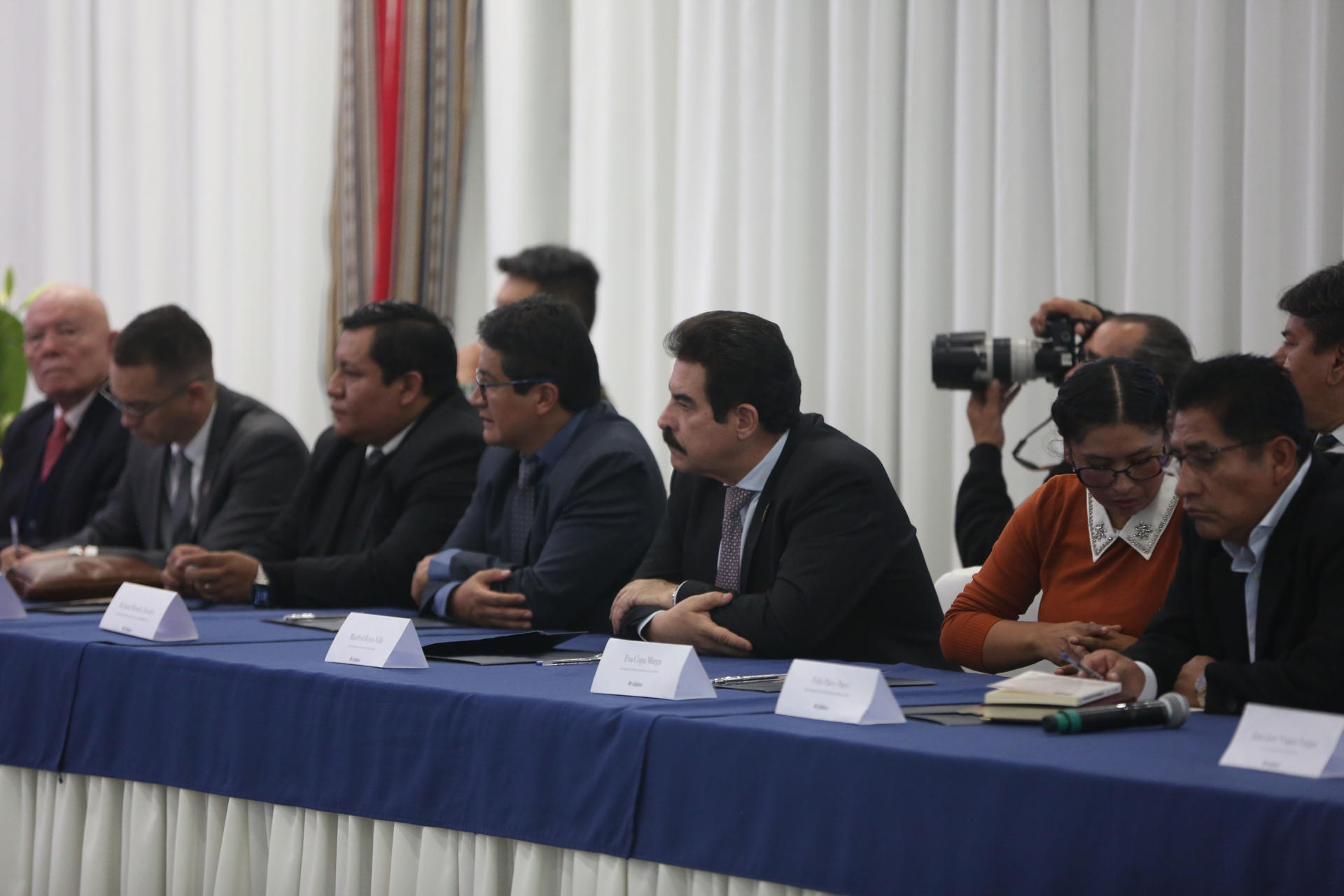 Representantes de sectores políticos sostienen una reunión con el presidente de Bolivia, Luis Arce, en Casa Grande, este martes en La Paz (Bolivia). EFE/ Luis Gandarillas