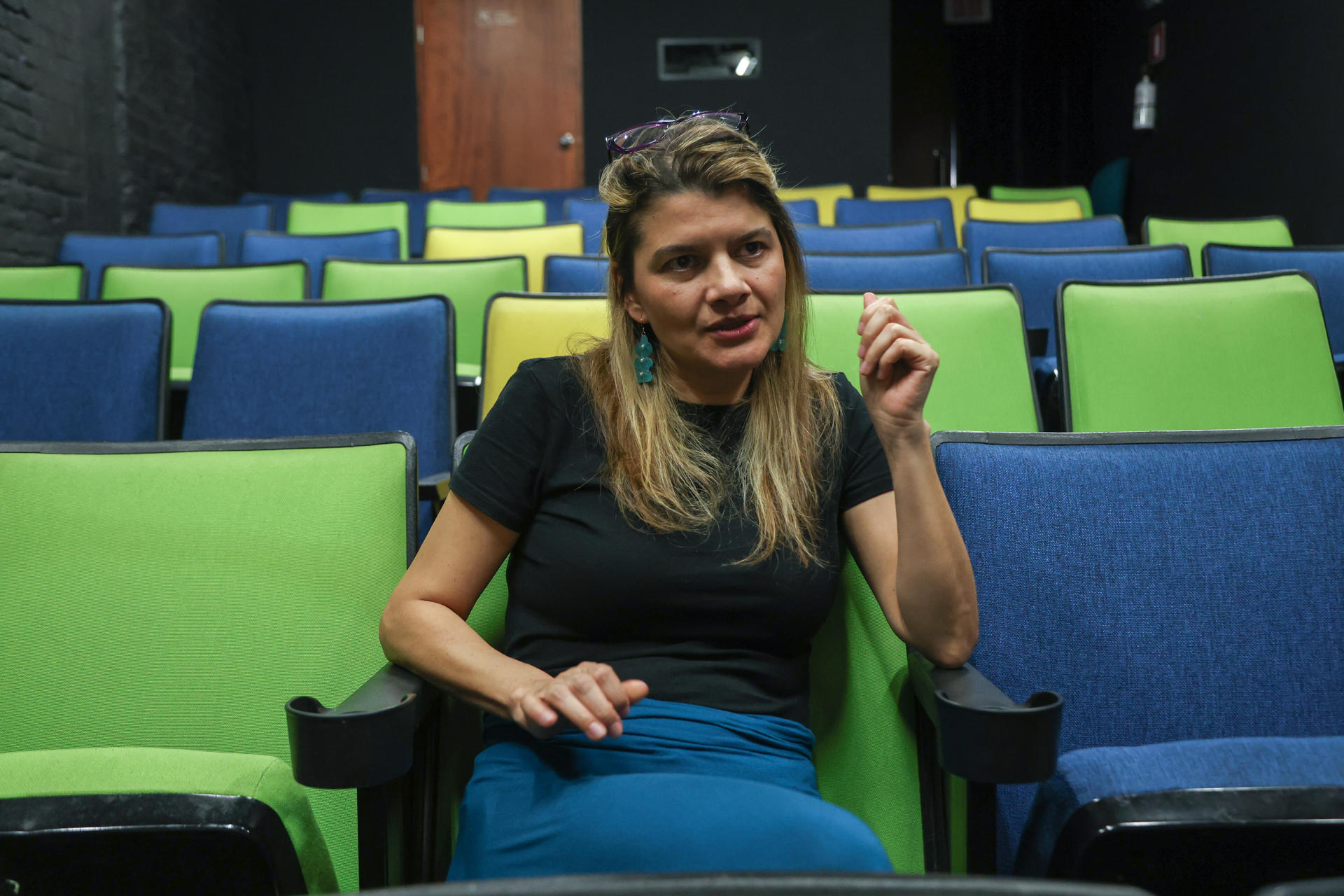 La cineasta guatemalteca Pamela Guinea habla durante una entrevista con EFE este jueves, en el Centro Cultural de España, en Ciudad de Guatemala (Guatemala). EFE/ Mariano Macz