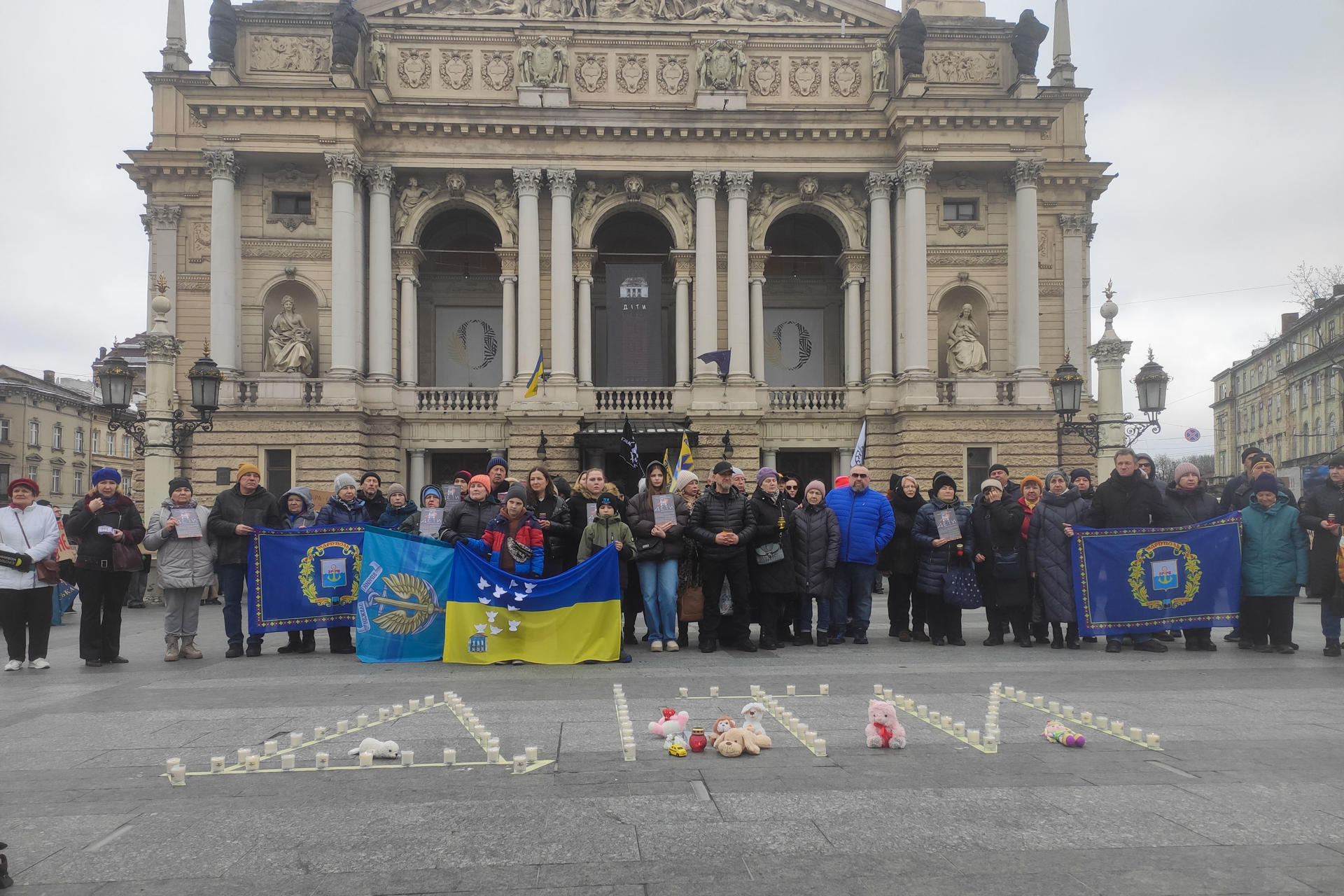 En el tercer aniversario del bombardeo del teatro de Mariúpol, los ucranianos lloran a las víctimas del asedio ruso e instan al mundo a no olvidar a la ciudad ocupada, a orillas del mar de Azov, y los crímenes que se han cometido allí. EFE/Rostyslav Averchuk