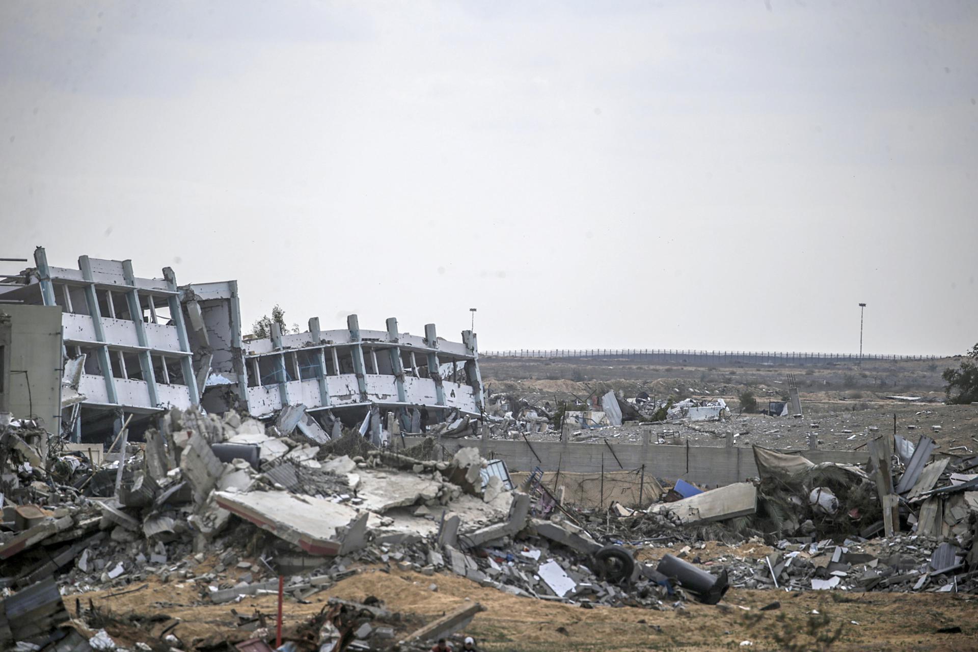 Foto de archivo de edificios destruidos cerca del corredor de Filadelfia a lo largo de la frontera entre la Franja de Gaza y Egipto. EFE/EPA/MOHAMMED SABER