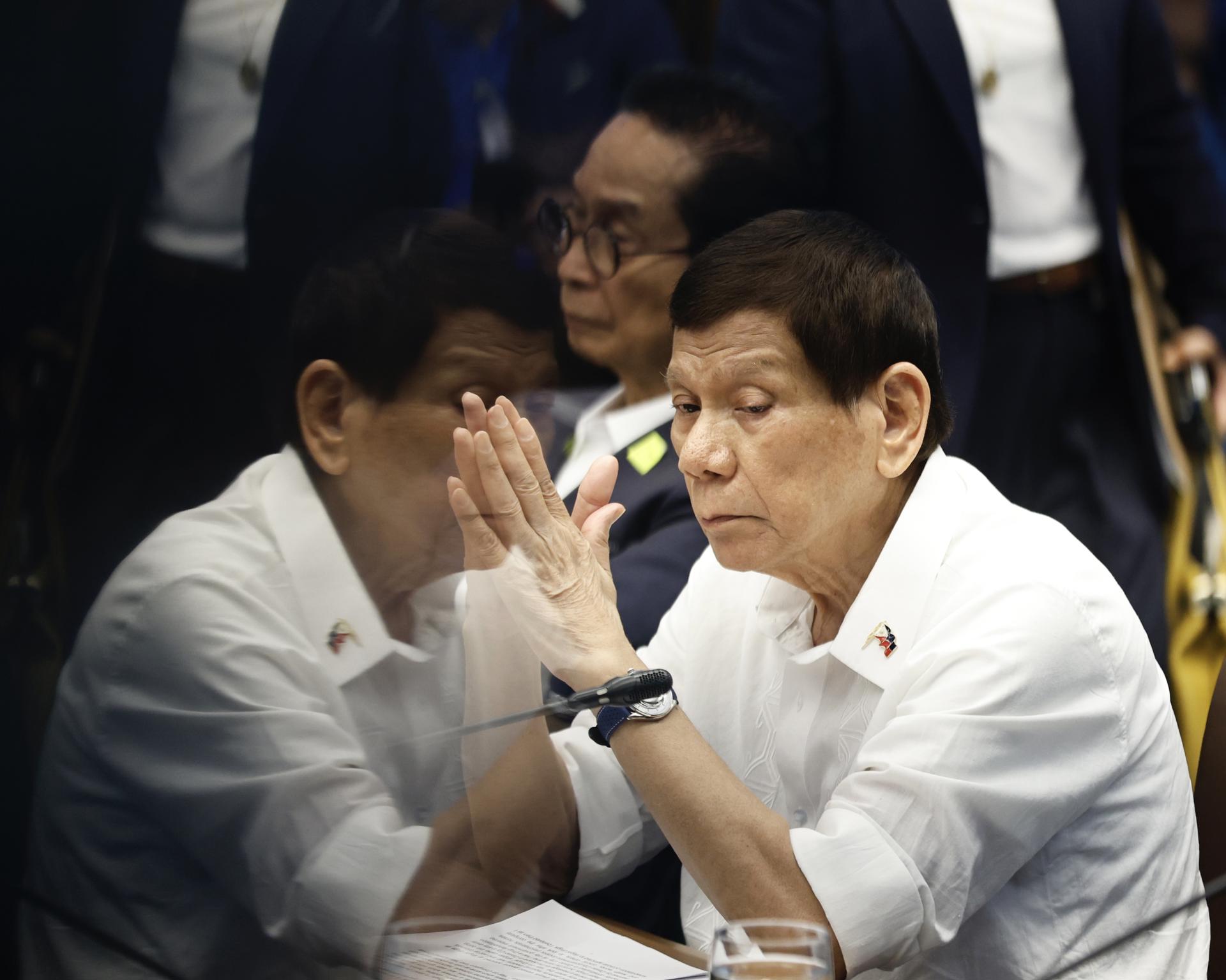 La imagen del expresidente Rodrigo Duterte se refleja en su gesto mientras asiste a una investigación en el Senado de Filipinas en Manila, Filipinas, el 28 de octubre de 2024. EFE/EPA/ROLEX DELA PENA