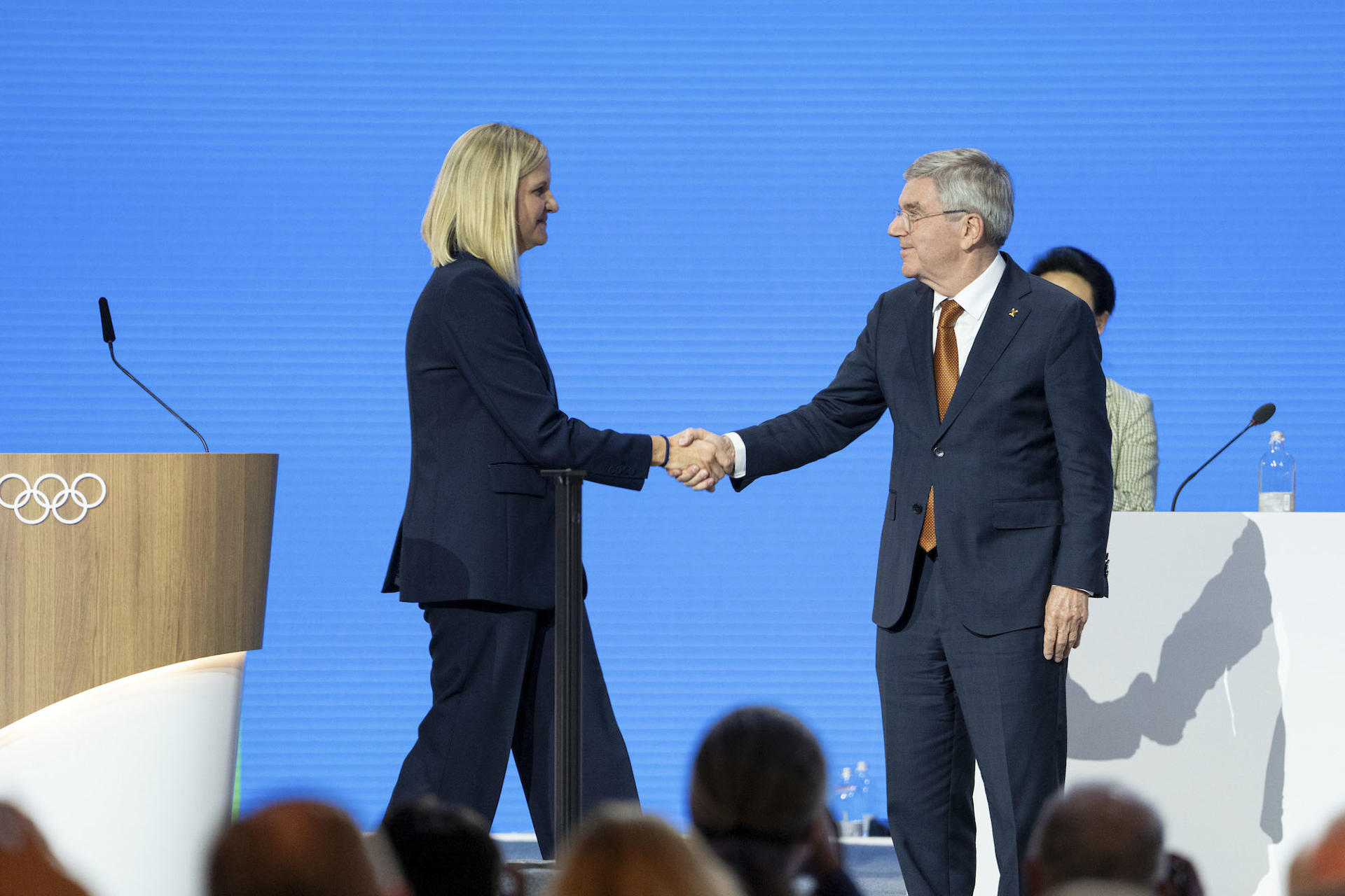 La zimbabuense Kirsty Coventry (i) recibe la felicitación de Thomas Bach (d) tras ser elegida presidenta del Comité Olímpico Internacional (COI) en Costa Navarino (Grecia). EFE/Greg Martin/IOC - SOLO USO EDITORIAL/SOLO DISPONIBLE PARA ILUSTRAR LA NOTICIA QUE ACOMPAÑA (CRÉDITO OBLIGATORIO)