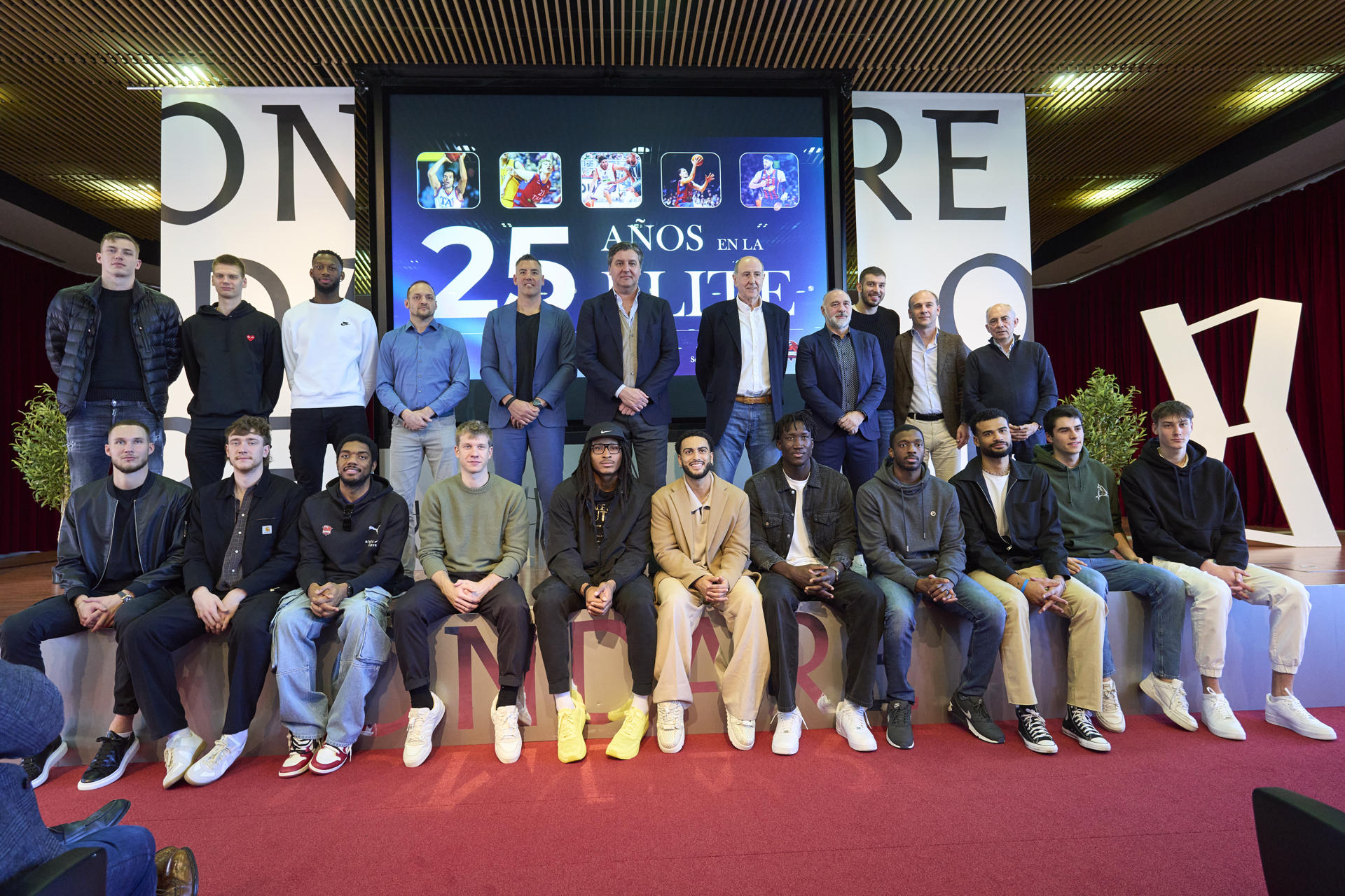 El club Baskonia ha conmemorado este viernes sus 25 años en la Euroliga, con un evento en el que ha reunido a parte de su historia con un documental y una mesa redonda. EFE/Adrián Ruiz Hierro.