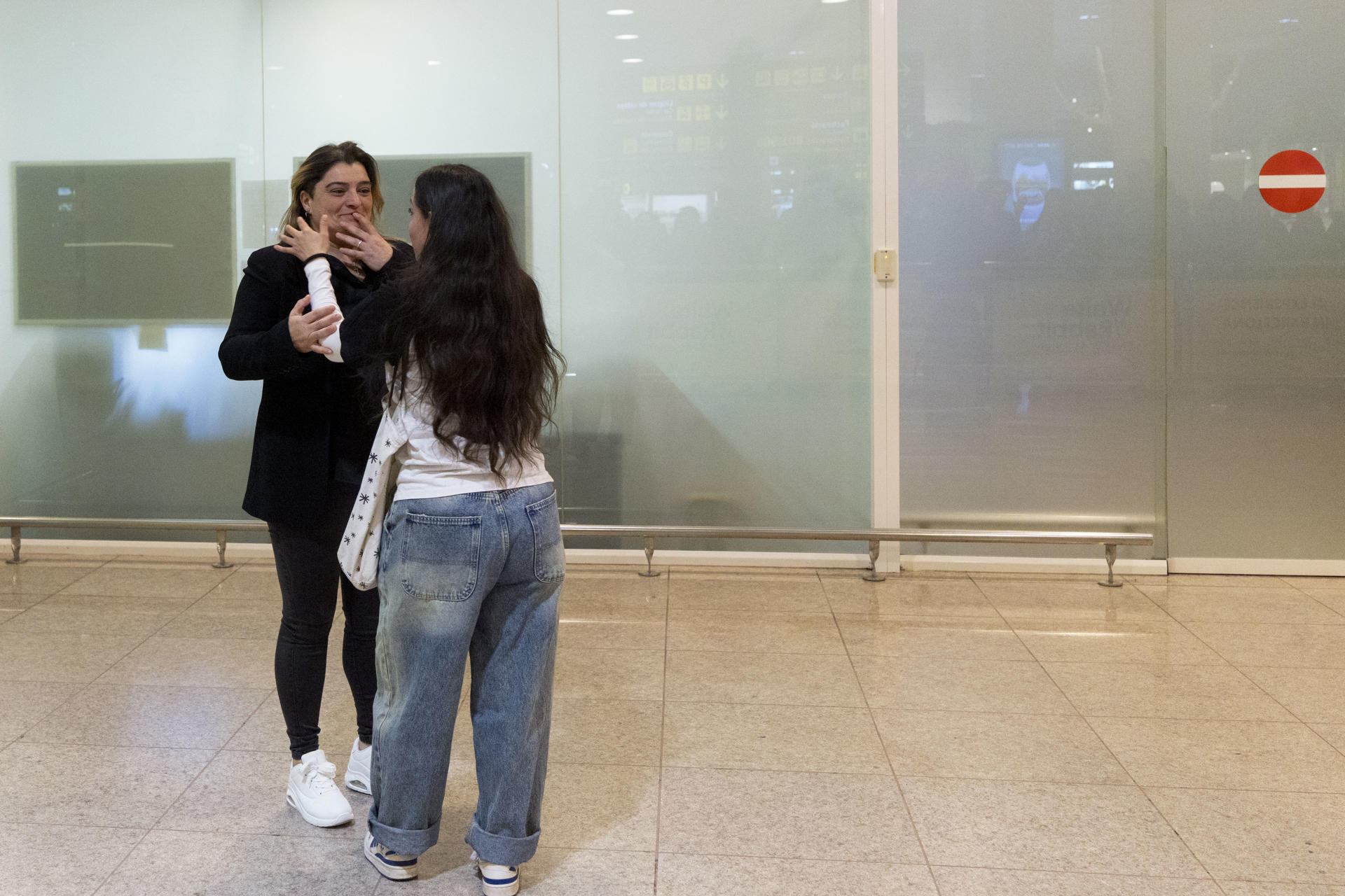 Rosario (i), madre de Fátima Ofkir, liberada ayer por las autoridades de Omán después de pasar siete años en una prisión de mujeres del sultanato condenada a cadena perpetua e indultada, espera en el aeropuerto del Prat la llegada de su hija. EFE/Marta Pérez