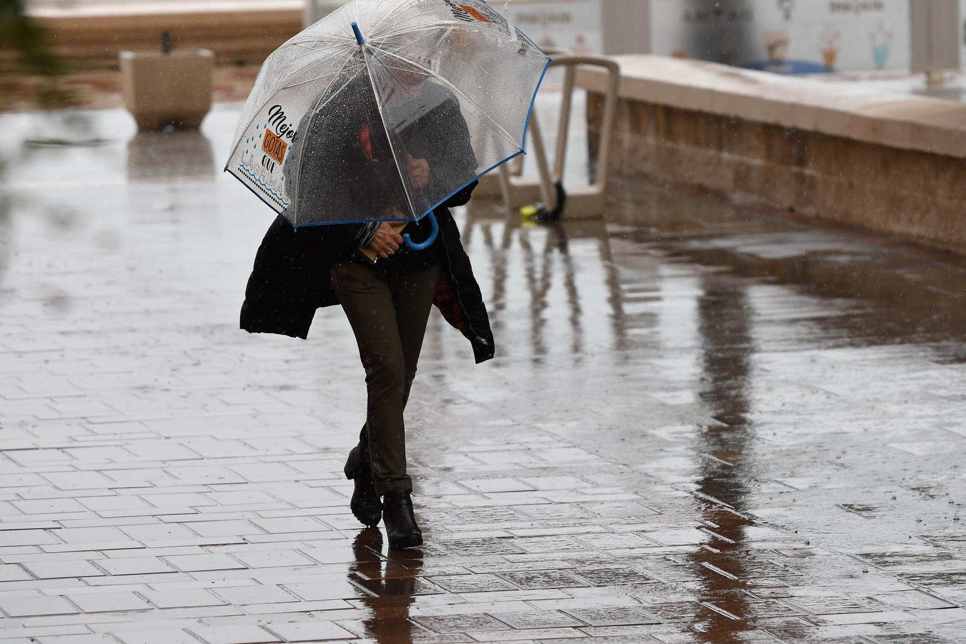 Una persona se resguarda con un paraguas de la lluvia que cae en Almería, en una fotografía de archivo. EFE/Carlos Barba