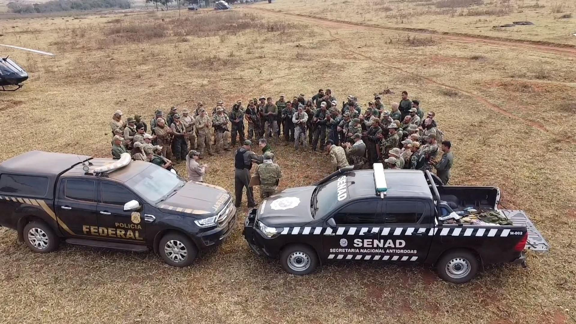 Fotografía cedida por la Secretaría Nacional Antidrogas de Paraguay (Senad) que muestra a integrantes de la Senad y de la Policía Federal de Brasil durante la presentación de la ‘Operación Nueva Esperanza 48’ este martes, en Amambay (Paraguay). EFE/ Senad