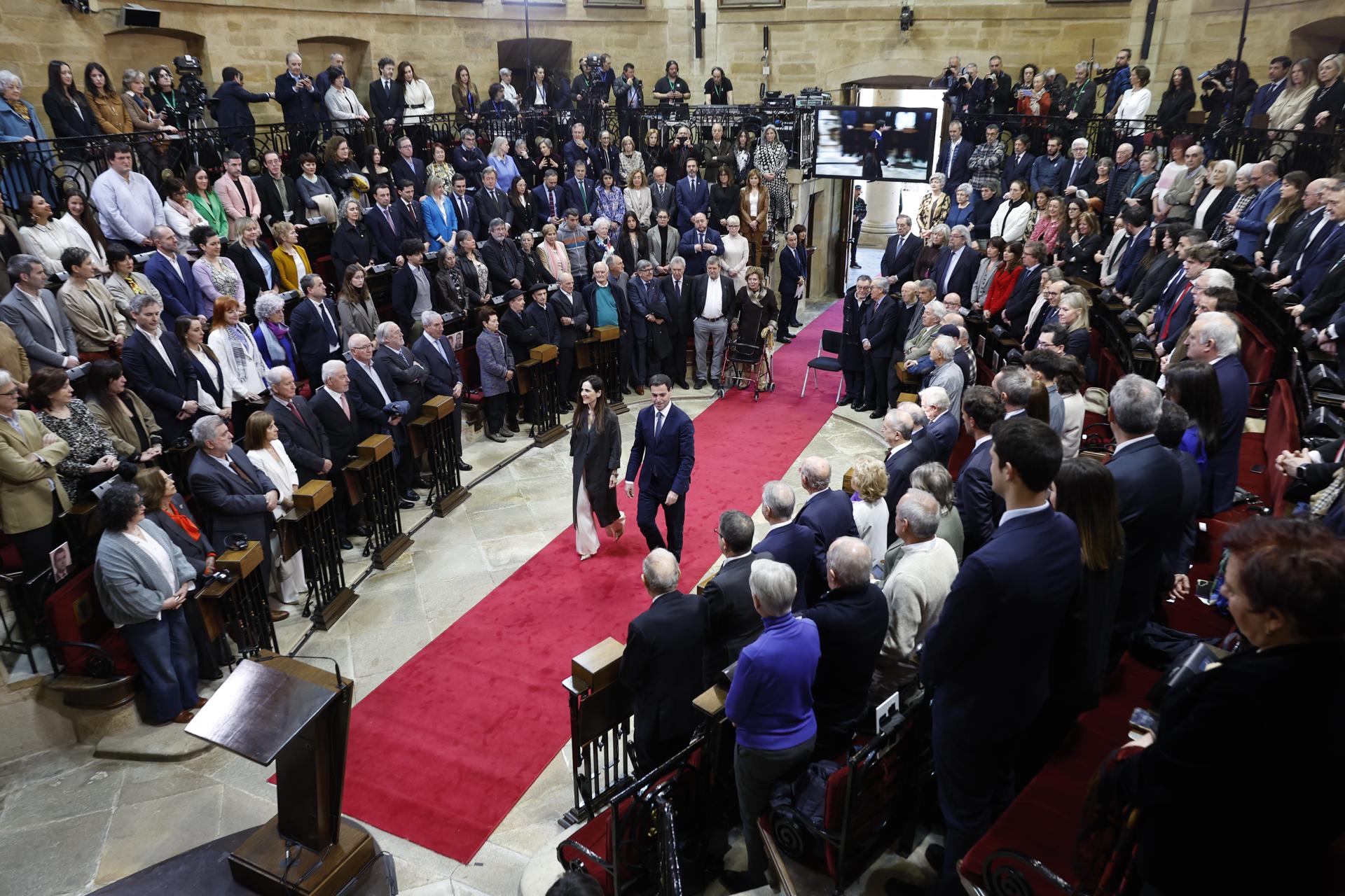 La Casa de Juntas de Gernika ha acogido este lunes un acto de homenaje a los parlamentarios de la primera legislatura con motivo del 45 aniversario del Parlamento Vasco, al que han asistido los lehendakaris de los distintos gobiernos vascos, Carlos Garaikoetxea, Patxi López e Iñigo Urkullu, así como el actual ejecutivo al completo. EFE/ Miguel Toña