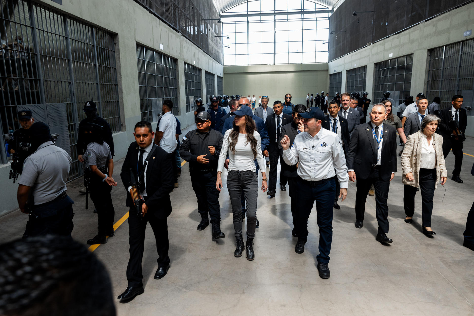 Fotografía cedida por el Gobierno de El Salvador donde se observa a la secretaria de Seguridad Nacional de Estados Unidos, Kristi Noem (c), haciendo un recorrido por el Centro de Confinamiento del Terrorismo (CECOT) este miércoles, en Tecoluca (El Salvador). EFE/ Gobierno de El Salvador