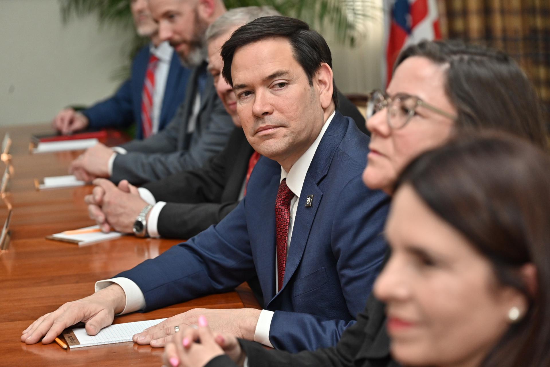 El secretario de Estado de Estados Unidos, Marco Rubio (c), participa durante una reunión este miércoles 26 de marzo de 2025, en Kingston (Jamaica). EFE/Rudolph Brown