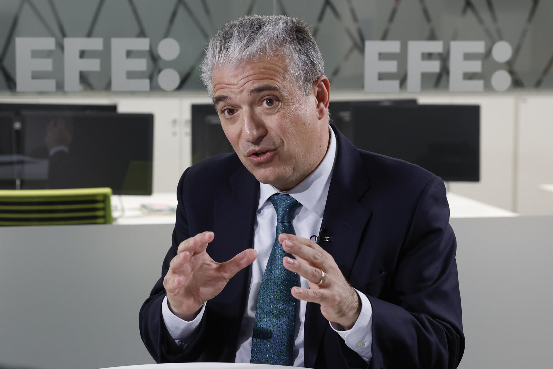 El presidente de la Fundación Universitaria Iberoamericana (Funiber), Santos Gracia, cree que debería haber "mayor sinergia" entre las administraciones públicas y la iniciativa privada para llegar "muchísimo más lejos" en las acciones educativas y culturales que proyectan la imagen y la realidad de España en el exterior, especialmente en los países que componen la llamada Iberofonía. En una entrevista con EFE, el máximo responsable de esta red universitaria española que está presente en Europa, América y África, considera que la colaboración entre lo público y lo privado, sobre todo en el ámbito cultural, podría mejorar muchísimo. EFE/ Ballesteros