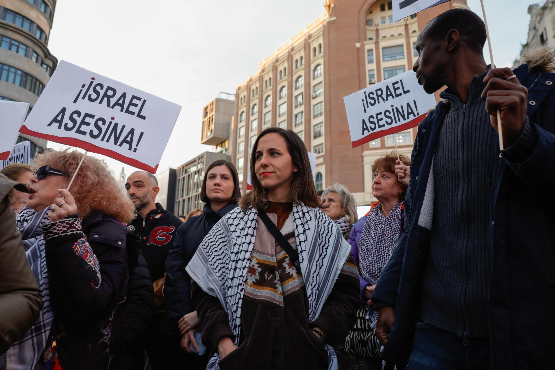 La secretaria general de Podemos, Ione Belarra (c), participa en una concentración de protesta contra los ataques de Israel sobre Gaza convocada por la Asamblea Unitaria de Madrid de solidaridad con Palestina, este miércoles en la madrileña plaza de Callao. EFE/ Zipi