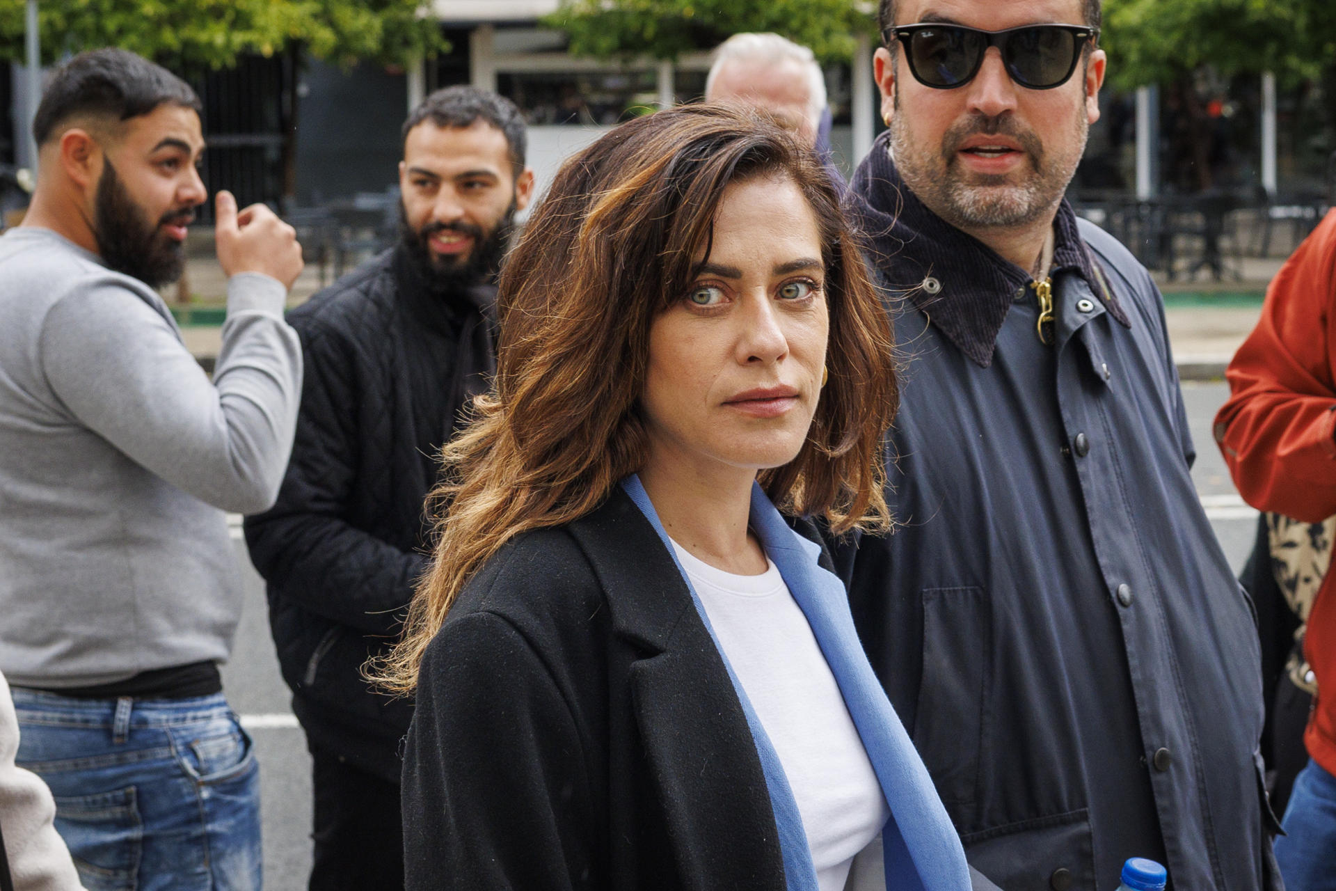 La actriz sevillana María León a su llegada este viernes a los Juzgados de Sevilla, donde se enfrenta a un juicio en el que la Fiscalía le pide 21 meses de prisión por los delitos de atentado y lesiones por el altercado que protagonizó, junto a tres personas más, con una patrulla de la Policía Local de Sevilla el 1 de octubre de 2022. EFE/ Julio Muñoz