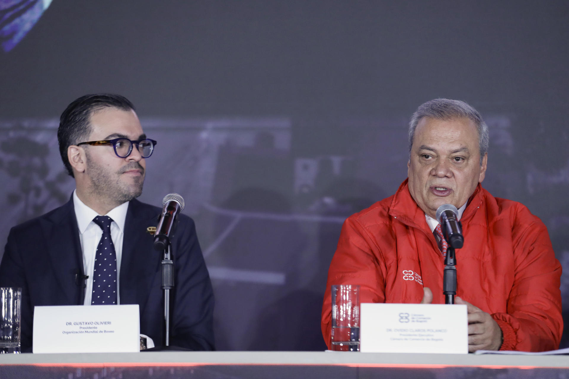 El presidente ejecutivo de la Cámara de Comercio de Bogotá, Ovidio Claros (d), habla junto al presidente de la WBO, Gustavo Olivieri (i), durante el lanzamiento de la Convención Mundial de la Organización Mundial de Boxeo (WBO) en Bogotá (Colombia). EFE/ Carlos Ortega