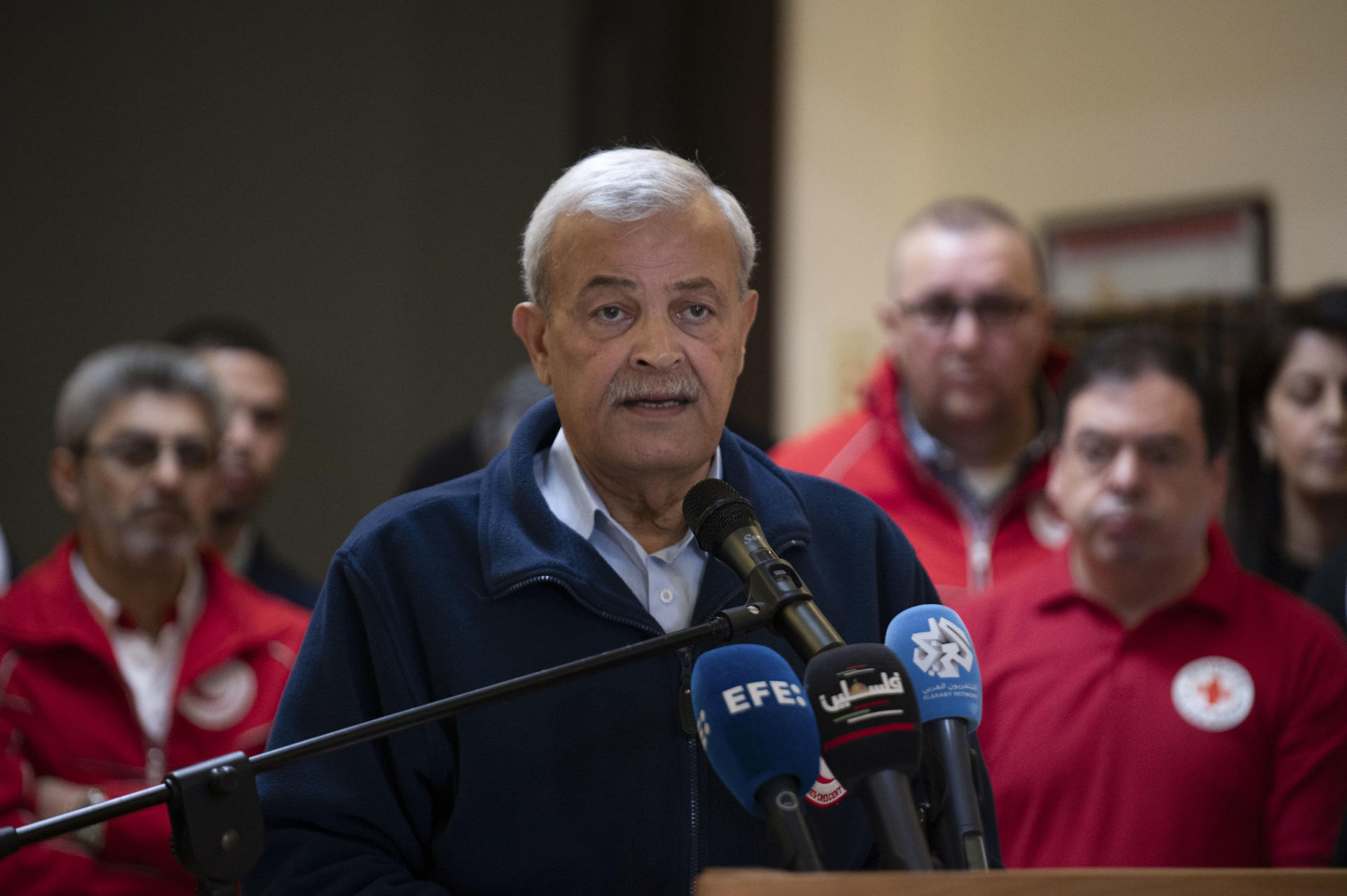 El presidente de la Media Luna Roja Palestina, Younis Al Khatib, afirmó este domingo en una rueda de prensa que confía en que "gran parte, o al menos parte" de los 15 trabajadores de su organización y de la Defensa Civil de Gaza desaparecidos hace una semana en el sur del enclave, a donde acudieron para atender heridos tras un ataque israelí, estén vivos, en espera de noticias de las autoridades israelíes. 
EFE/Magda Gibelli