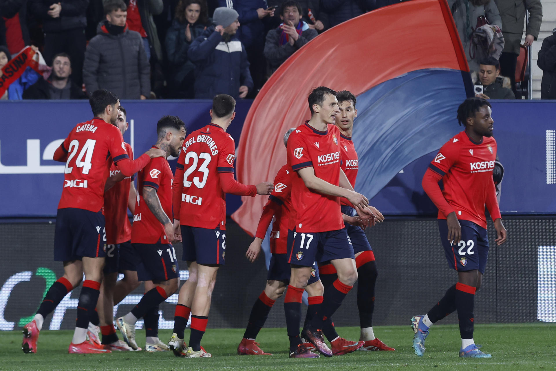 El delantero del Osasuna Aante Budimir (2d) celebra con sus compañeros tras marcar el 3-2 durante el partido de LaLiga EA Sports entre CA Osasuna y Valencia CF, este domingo en el Estadio El Sadar de Pamlona. EFE/ Villar López