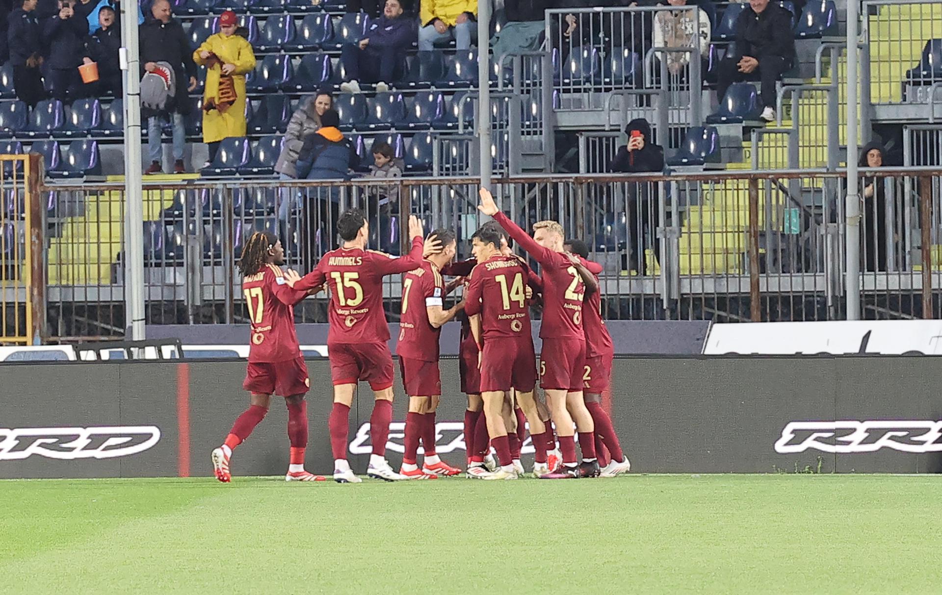 Los jugadores del Roma celebran un go, durante el partido de la Serie A que han jugado Empoli FC y AS Roma en el Carlo Castellani Stadium en Empoli, Italia. EFE/EPA/CLAUDIO GIOVANNINI