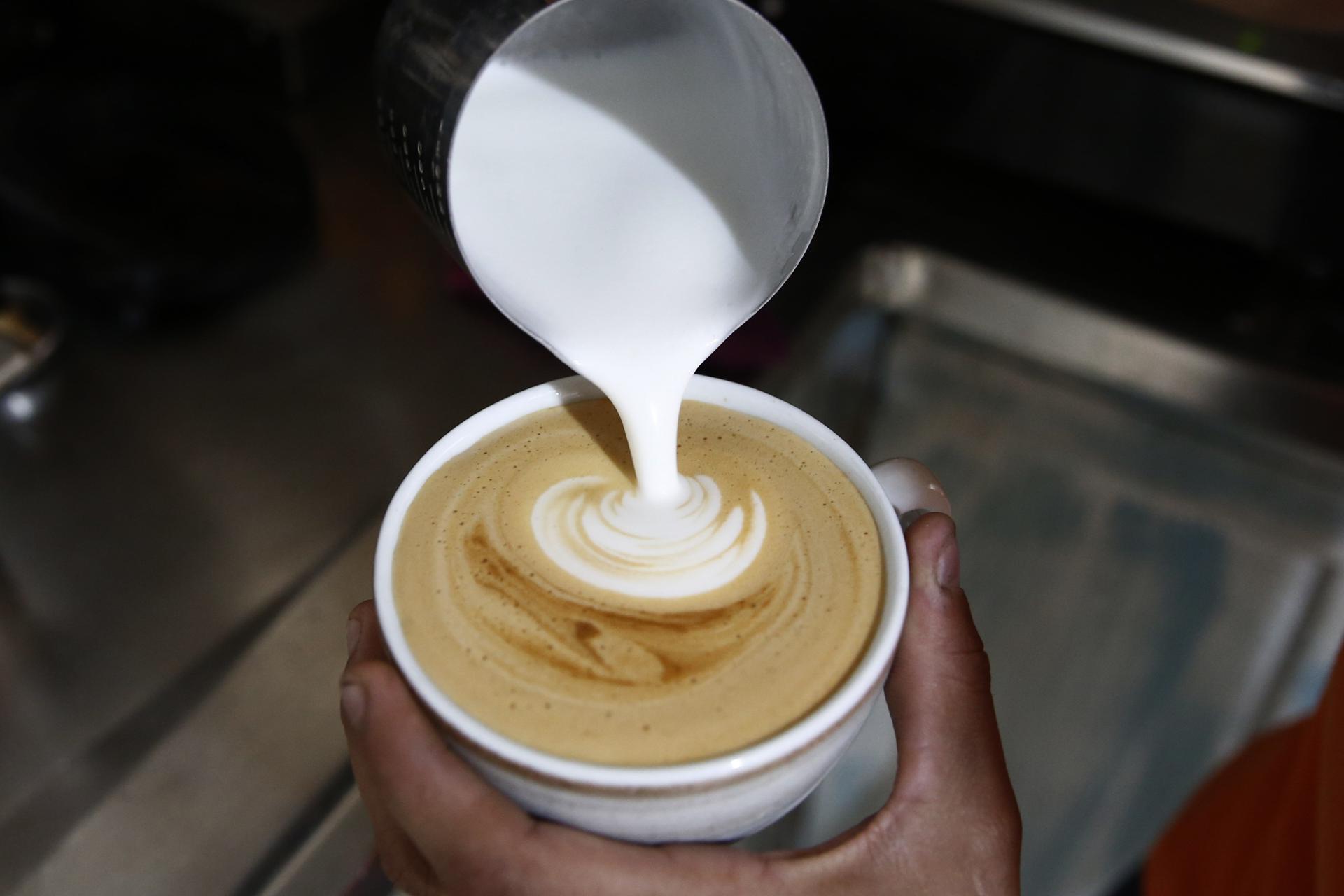 Imagen de archivo de un barista que prepara una taza de café. EFE/Luis Eduardo Noriega