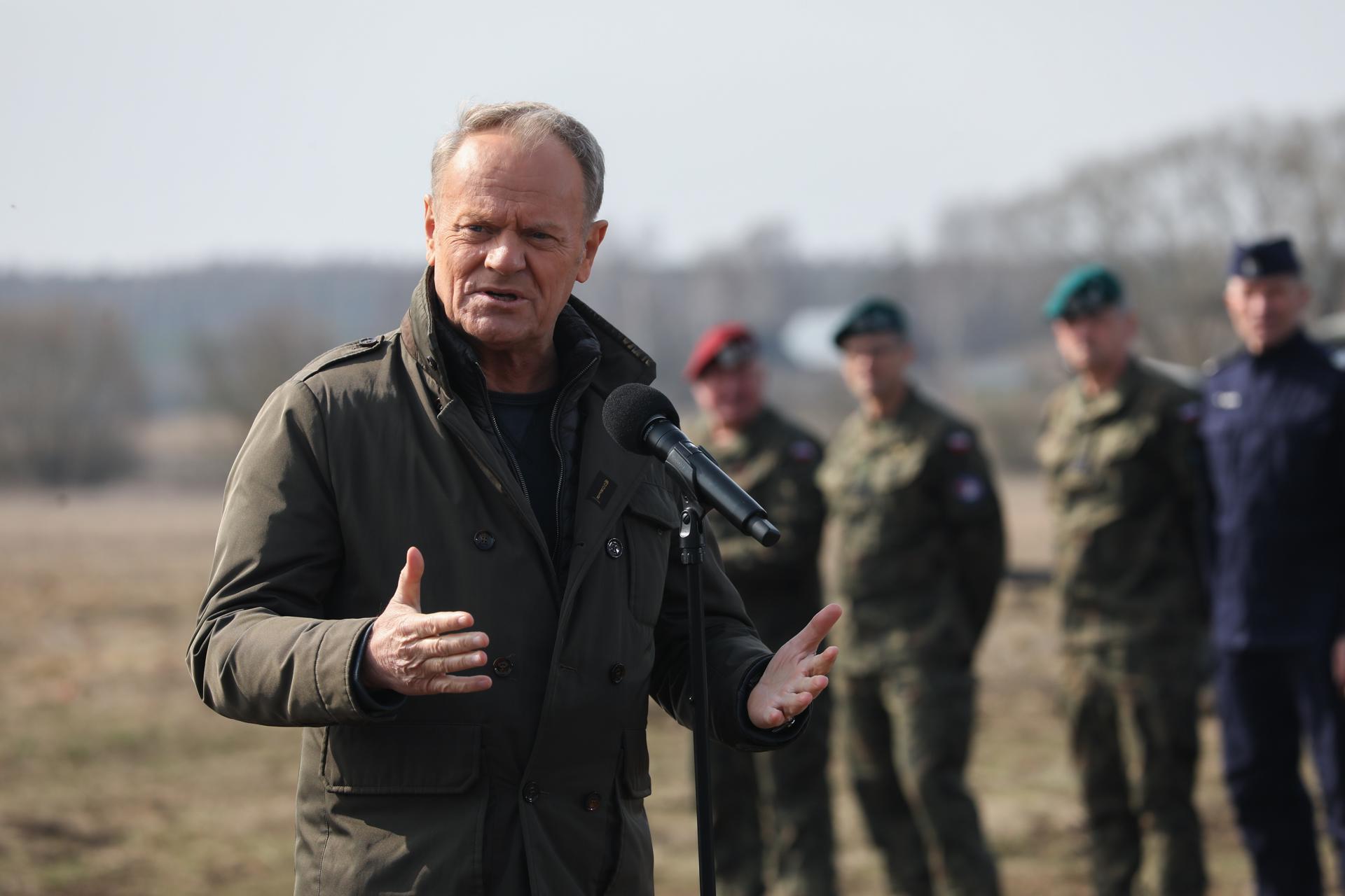 El primer ministro polaco, Donald Tusk, en la frontera polaco-bielorrusa en Ozierany Male, este de Polonia, EL 22 de marzo de 2025. EFE/EPA/Artur Reszko POLAND OUT