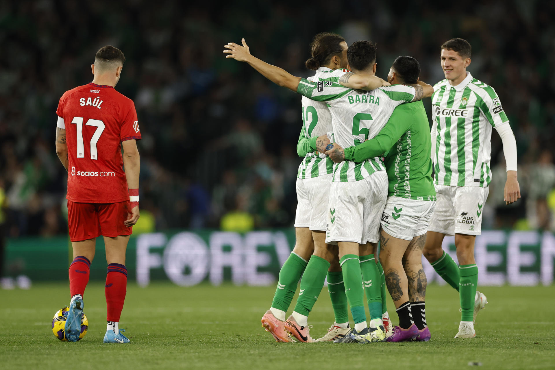 Los jugadores del Betis celebran la victoria tras el partido de la jornada 29 de LaLiga entre el Real Betis y el Sevilla FC, este domingo en el estadio Benito Villamarín.- EFE/ Julio Muñoz