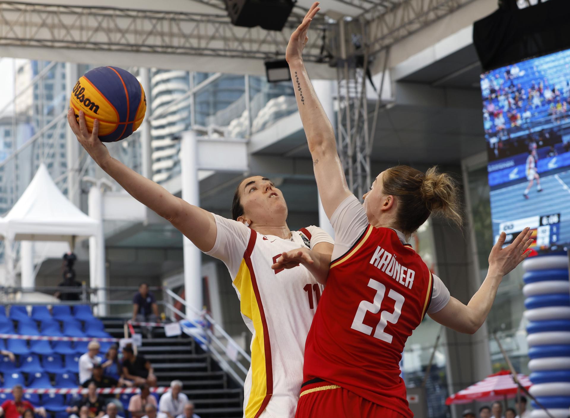 La española Vega Gimeno (i) trata de encestar ante la defensa de la alemana Amelie Kroner (d) durante la semifinal de la Copa de Campeones, que se disputa en Bangkok.
EFE/EPA/RUNGROJ YONGRIT