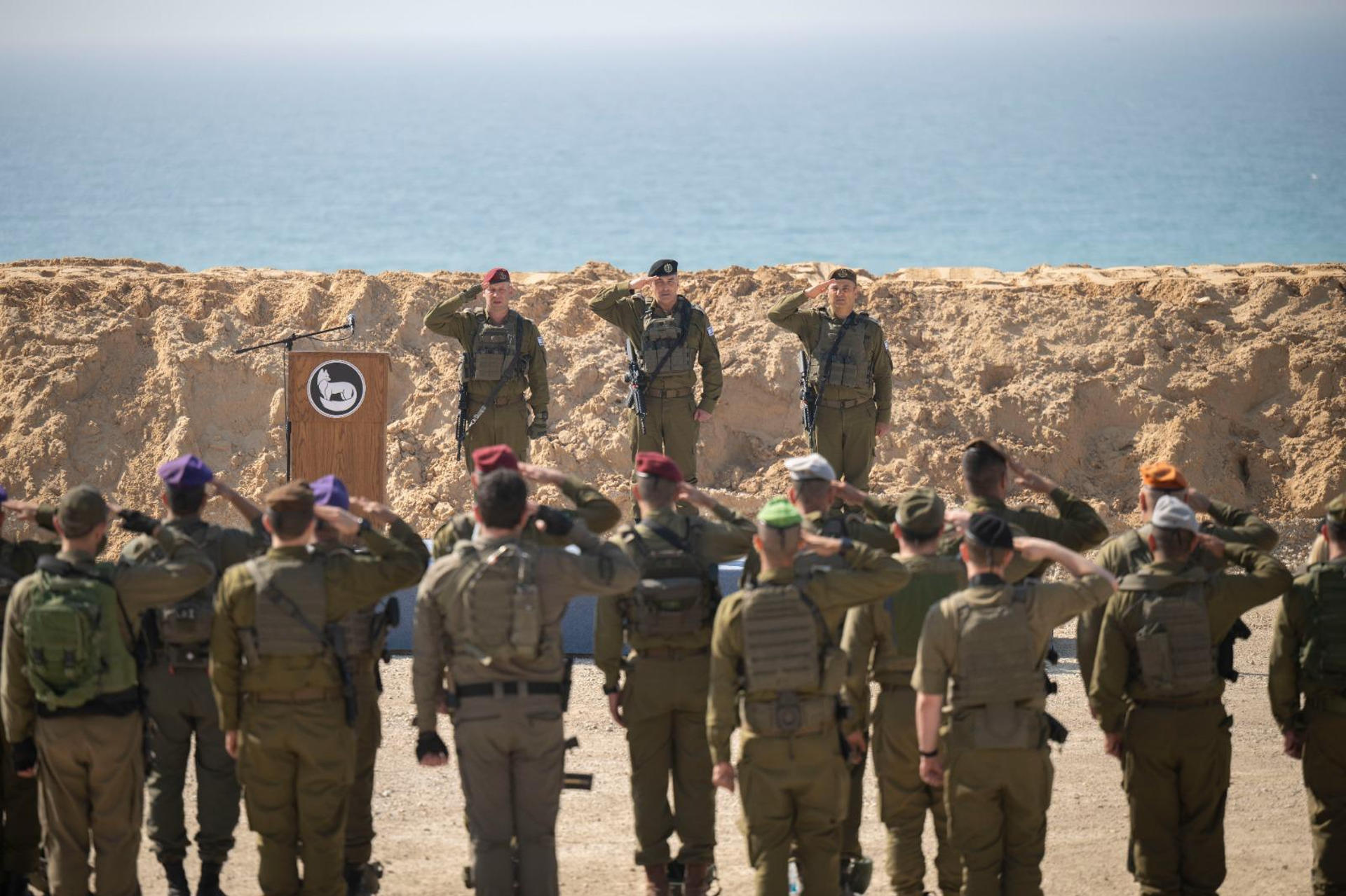 -El general Yaniv Asor tomó posesión este pasado miércoles como responsable del Comando Sur del Ejército de Israel, que también opera en la Franja de Gaza, después de que su predecesor, Yaron Finkelman, dimitiera por su responsabilidad en los ataques de Hamás del 7 de octubre de 2023. "Yaniv, hoy tomas la comandancia del sector sur en un momento en el que la lucha continúa", dijo durante la ceremonia el también nuevo jefe del Estado Mayor del Ejército, Eyal Zamir, que asumió el cargo tras la dimisión por el mismo motivo de Herzi Halevi.EFE/Ejército israelí ***SOLO USO EDITORIAL/SOLO DISPONIBLE PARA ILUSTRAR LA NOTICIA QUE ACOMPAÑA (CRÉDITO OBLIGATORIO)***