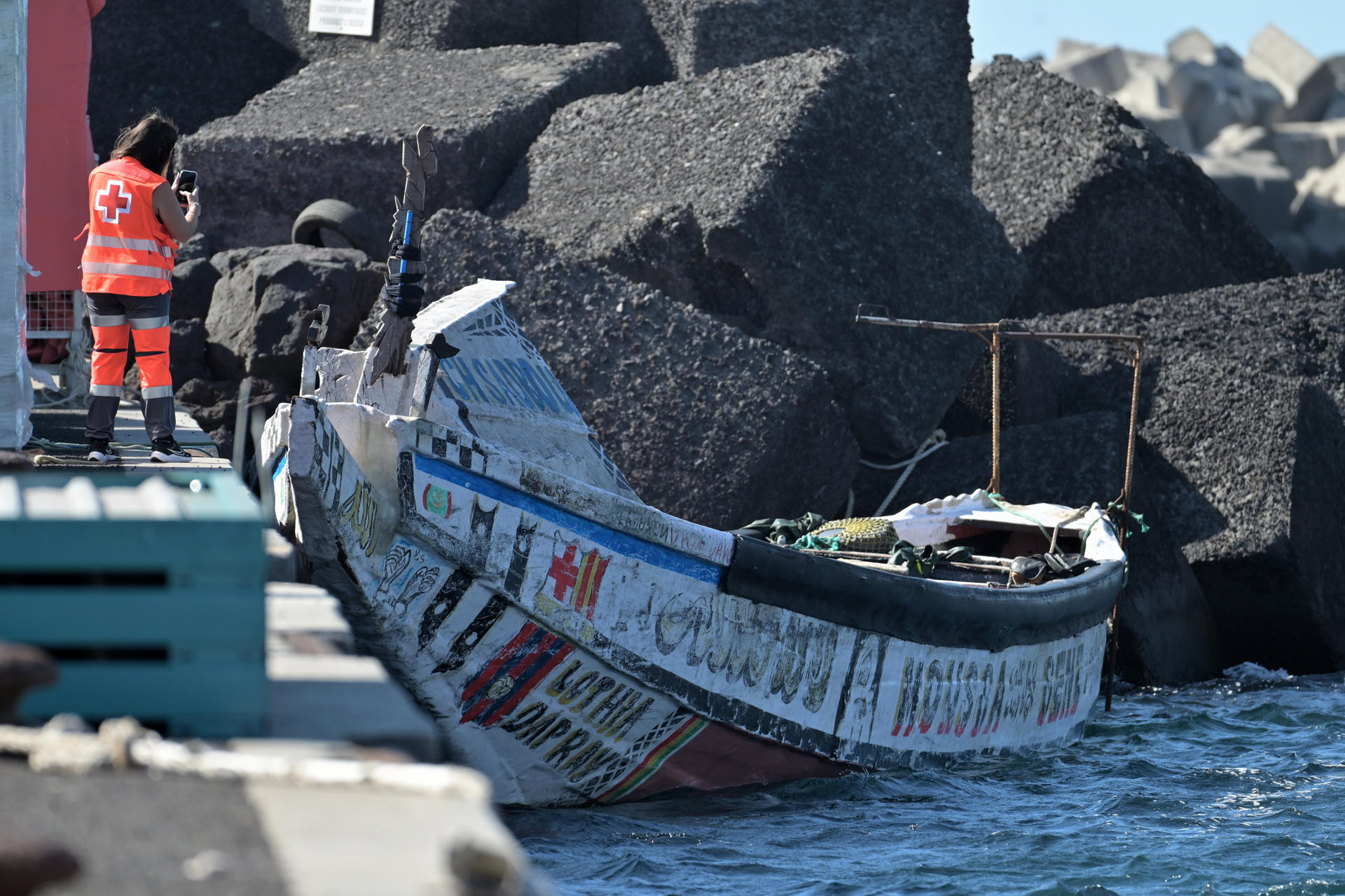 Imagen de archivo de un cayuco llegado a Canarias. EFE/ Gelmert Finol