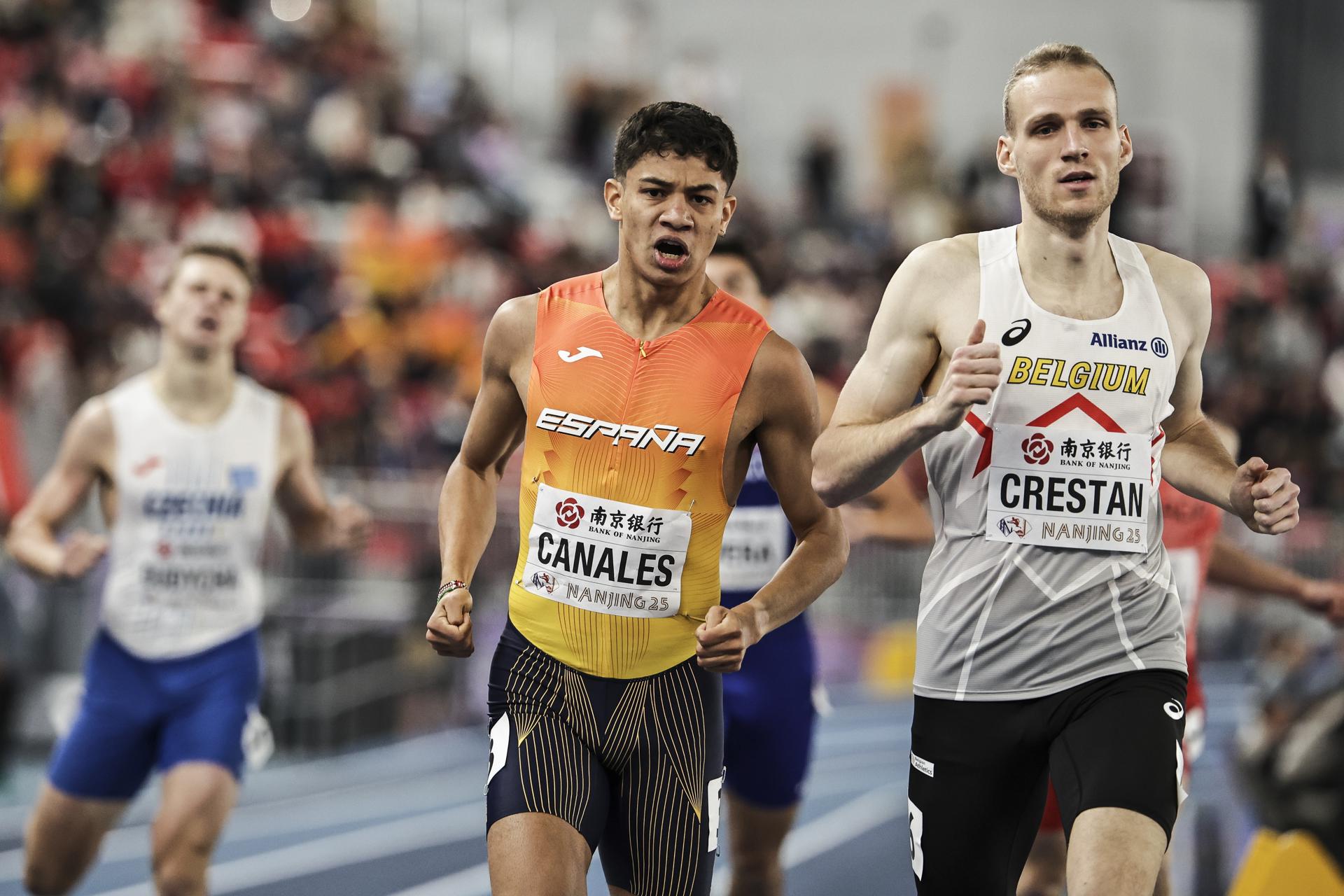 Josue Canales de España (C) y Eliott Crestan de Bélgica (D), en la semifinal de 800 m. de los Mundiales de Atletismo en pista cubierta en Nanjing, China. EFE/EPA/ANDRÉS MARTÍNEZ CASARES
