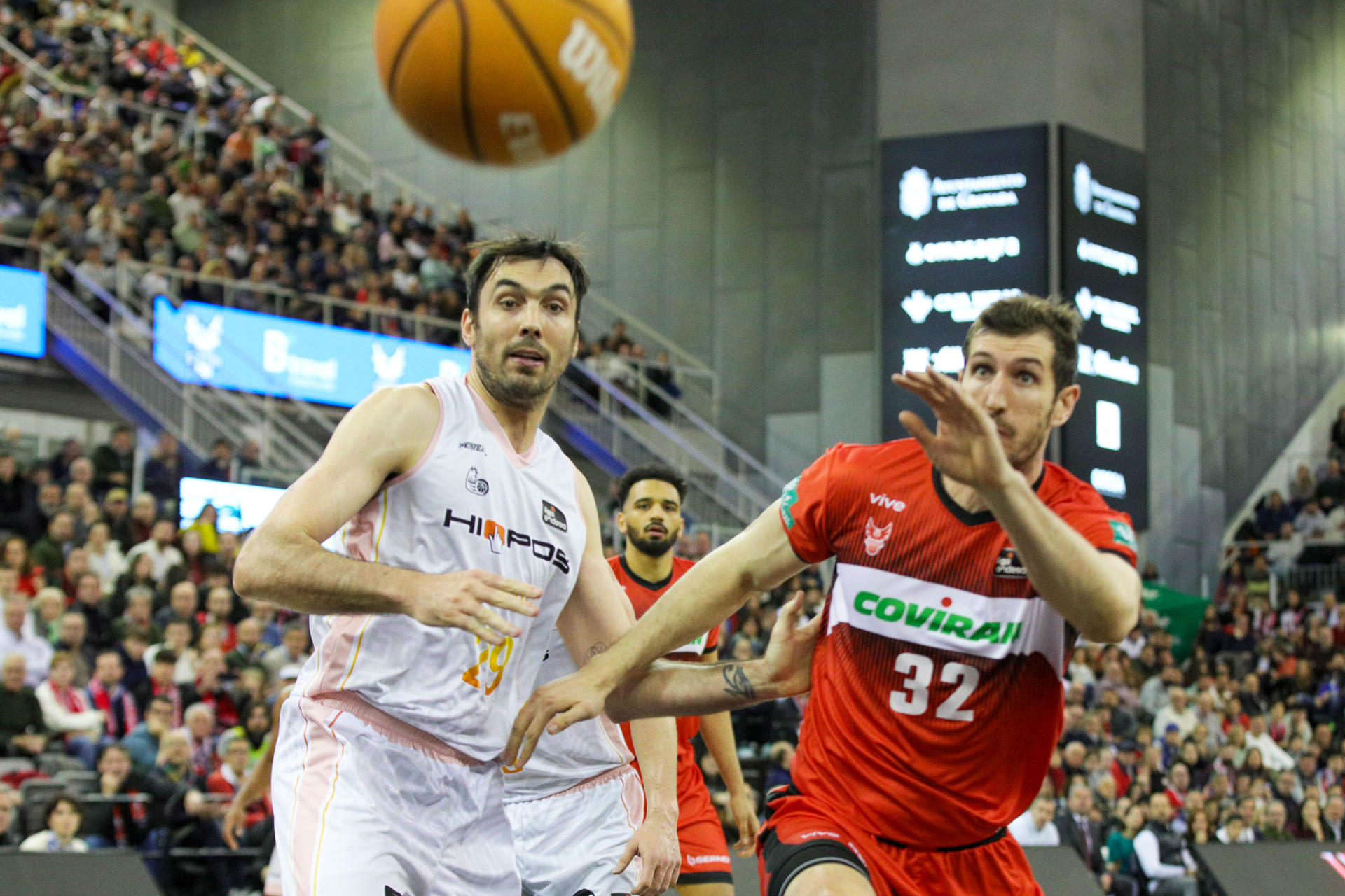 El pívot del Covirán Granada Rubén Guerrero (d) lucha por el balón con Pierre David Oriola (i) del Hiopos Lleida durante la jornada 23 de la Liga ACB Endesa de este domingo en Granada. EFE/Pepe Torres
