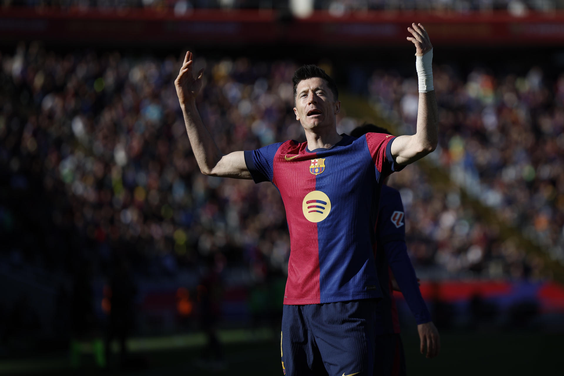 El delantero del Barcelona Robert Lewandowski celebra su segundo gol contra el Girona, durante el partido de la jornada 29 de LaLiga que FC Barcelona y Girona disputaron en el estadio Lluis Companys de Barcelona. EEFE/ Alberto Estévez