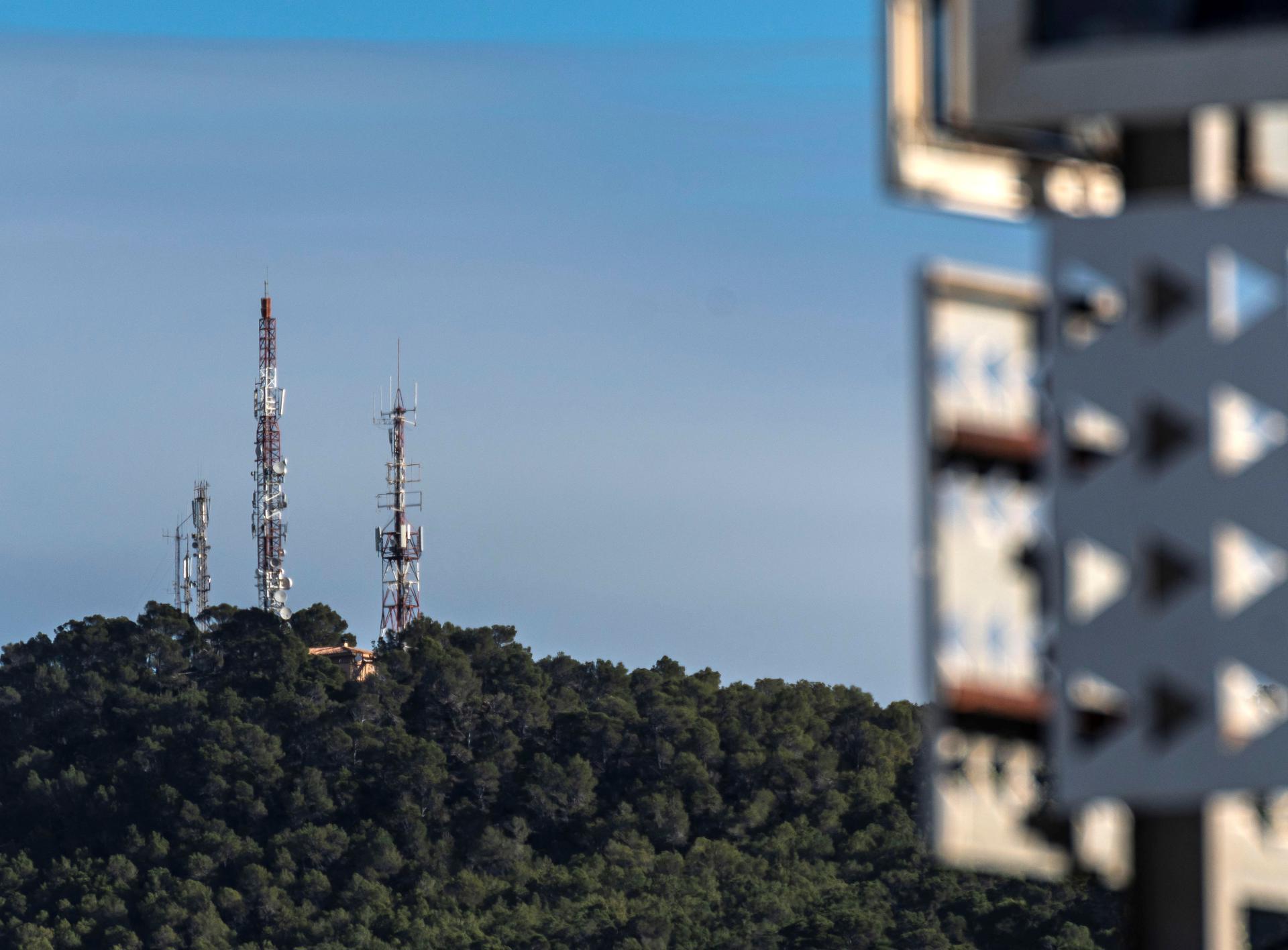 Imagen de archivo de antenas repetidoras de señal de TDT y telefonía en Malloerca. EFE/CATI CLADERA
