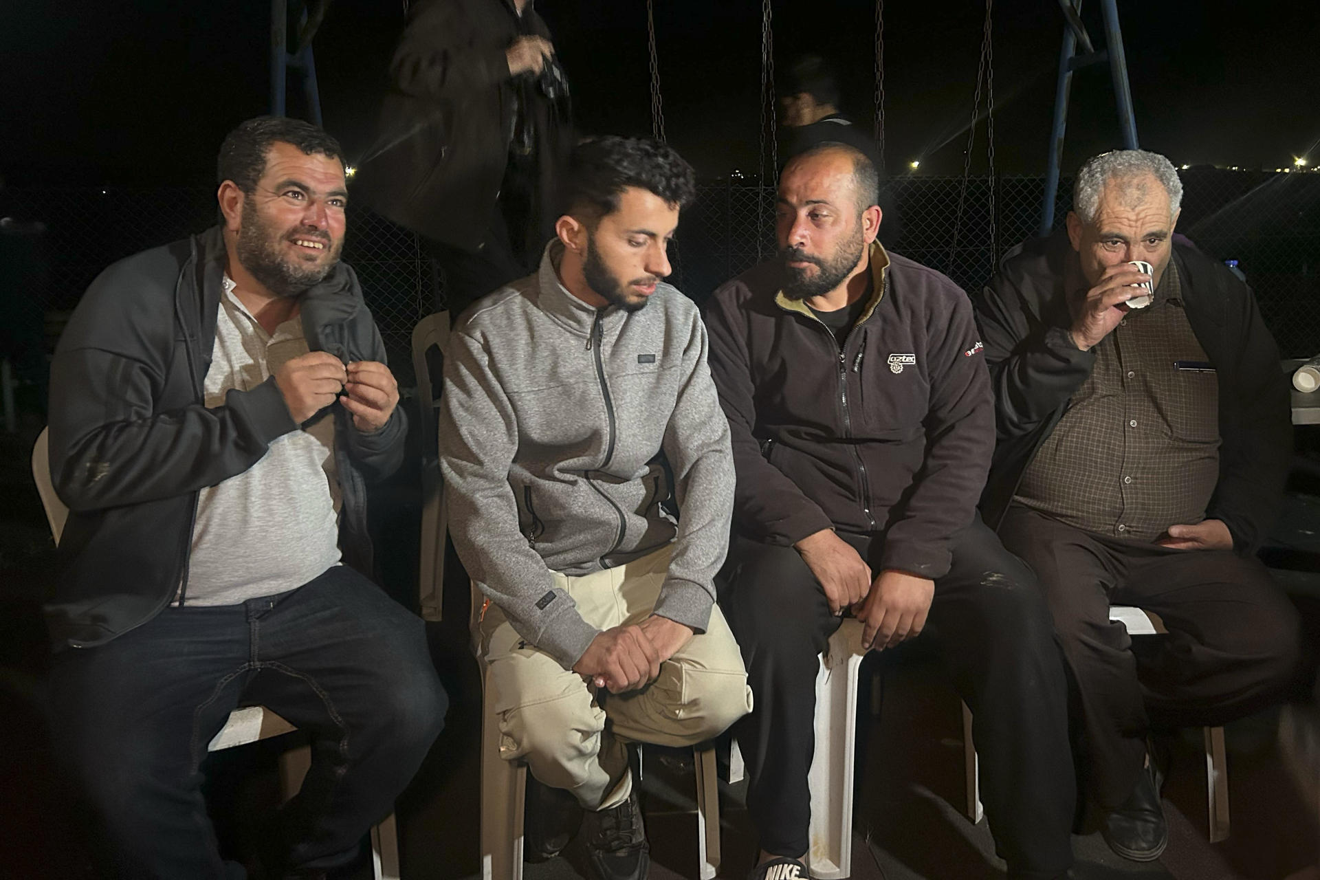 El cineasta palestino Hamdan Ballal (2d), uno de los cuatro codirectores y ganadores del Óscar por el documental 'No Other Land', relata este martes a los periodistas que los colonos que le agredieron ayer en la aldea de Susiya, sur de Cisjordania ocupada, intentaron matarle, tras lo cual pasó la noche arrestado en una base militar israelí. En la imagen junto al codirector Basel Adra (2i). EFE/Nuria Garrido