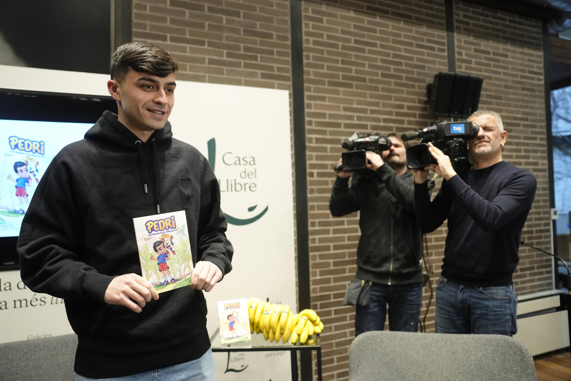 El centrocampista del Barcelona Pedro González ‘Pedri’ durante la presentación del libro  'Pedri y la leyenda de las botas de oro' -un cuento infantil protagonizado por él- en la que ha asegurado que es complicado recuperar en menos de 72 horas en referencia a los cinco partidos en doce días que afronta el equipo azulgrana y en el que estarán en juego LaLiga, la Copa del Rey y la Liga de Campeones. EFE/ Enric Fontcuberta