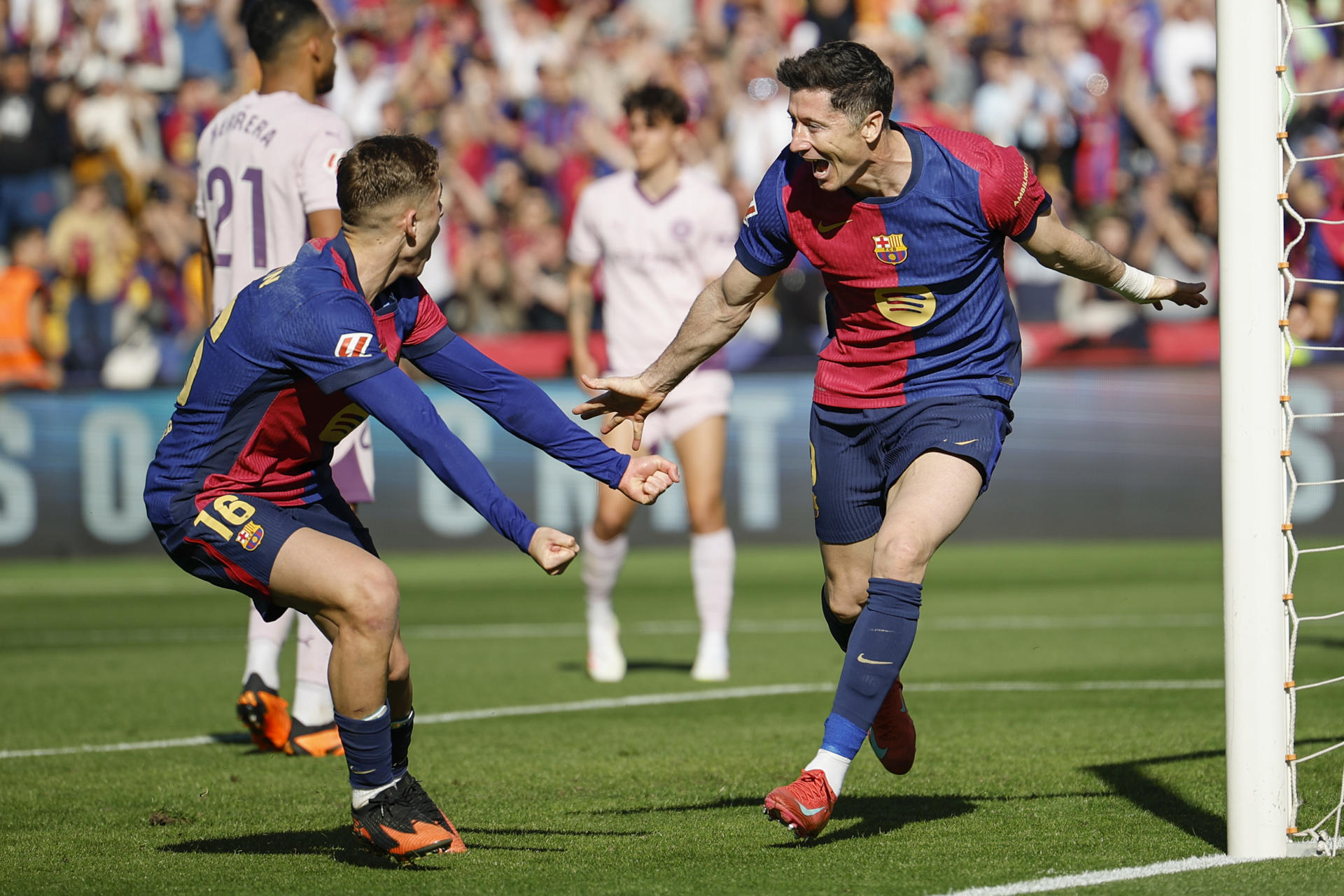 El delantero del Barcelona Robert Lewandowski celebra su segundo gol contra el Girona, durante el partido de la jornada 29 de LaLiga que FC Barcelona y Girona disputan este domingo en el estadio Lluis Companys de Barcelona. EEFE/ Alberto Estévez