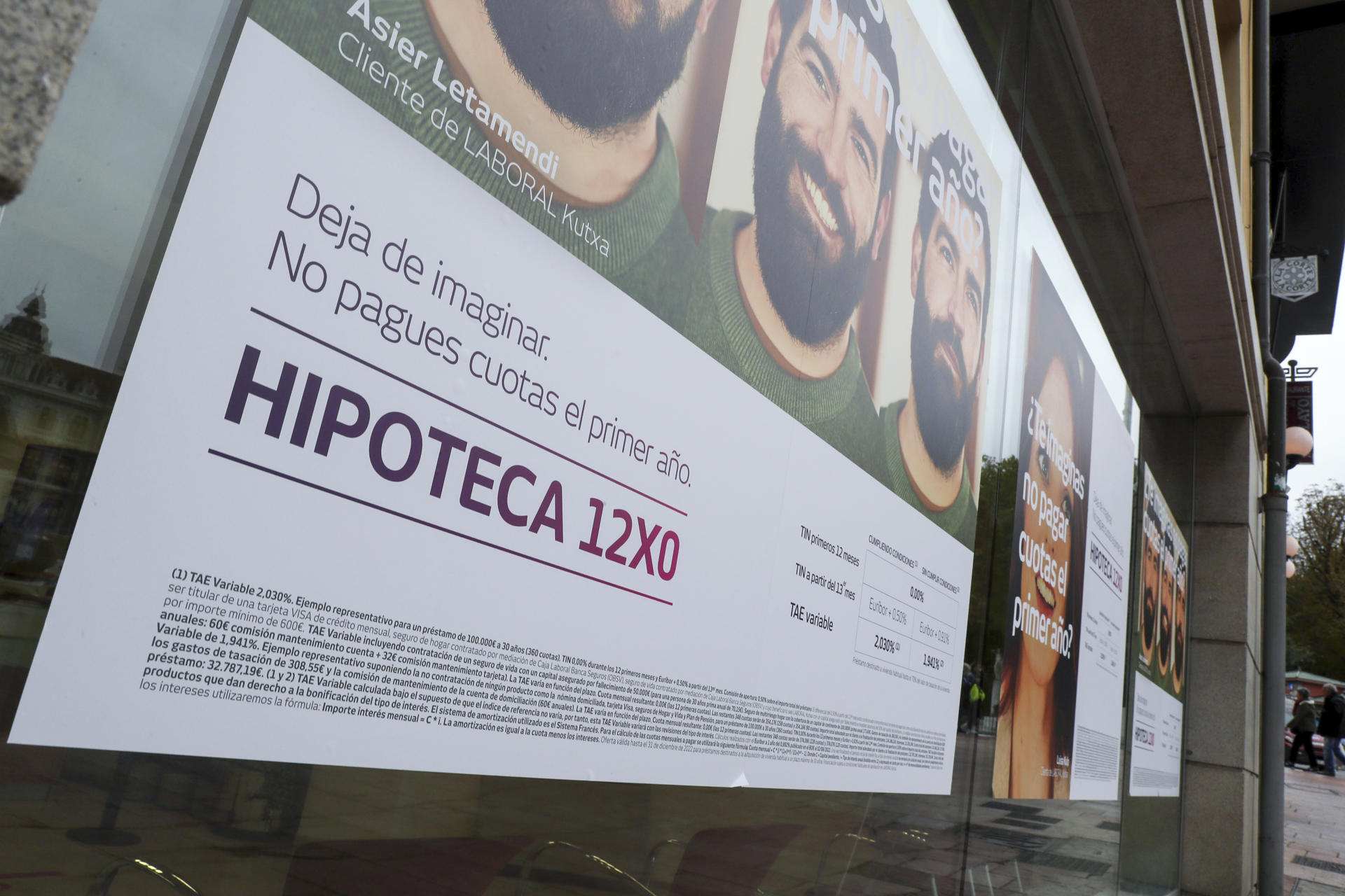 Imagen de archivo de una entidad bancaria con publicidad de hipotecas. EFE/J.L. Cereijido