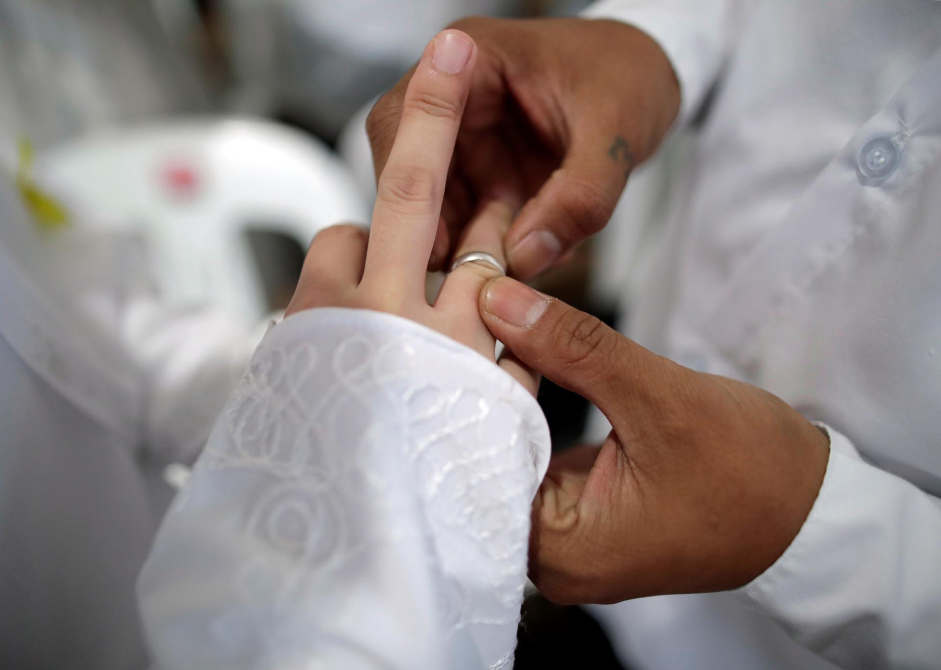 Una pareja intercambia los anillos durante la celebración de su boda en una imagen de archivo. EFE/ Francis R. Malasig