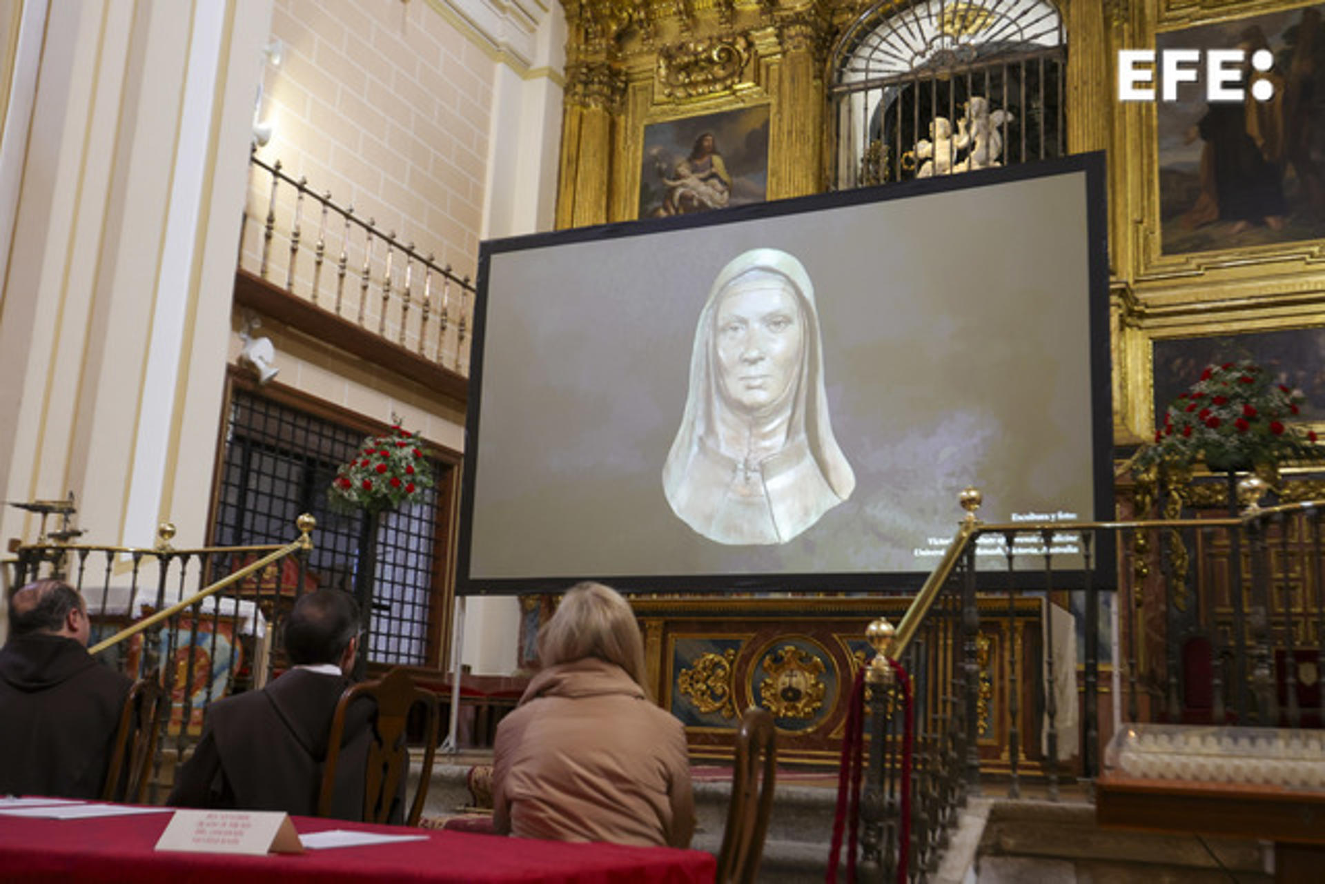 Presentación en la basílica de la Asunción de Alba de Tormes (Salamanca) del rostro original de Santa Teresa dentro del estudio hecho en Australia por el antropólogo italiano Luigi Capasso, a partir de sus restos mortales momificados. EFE/JMGARCIA