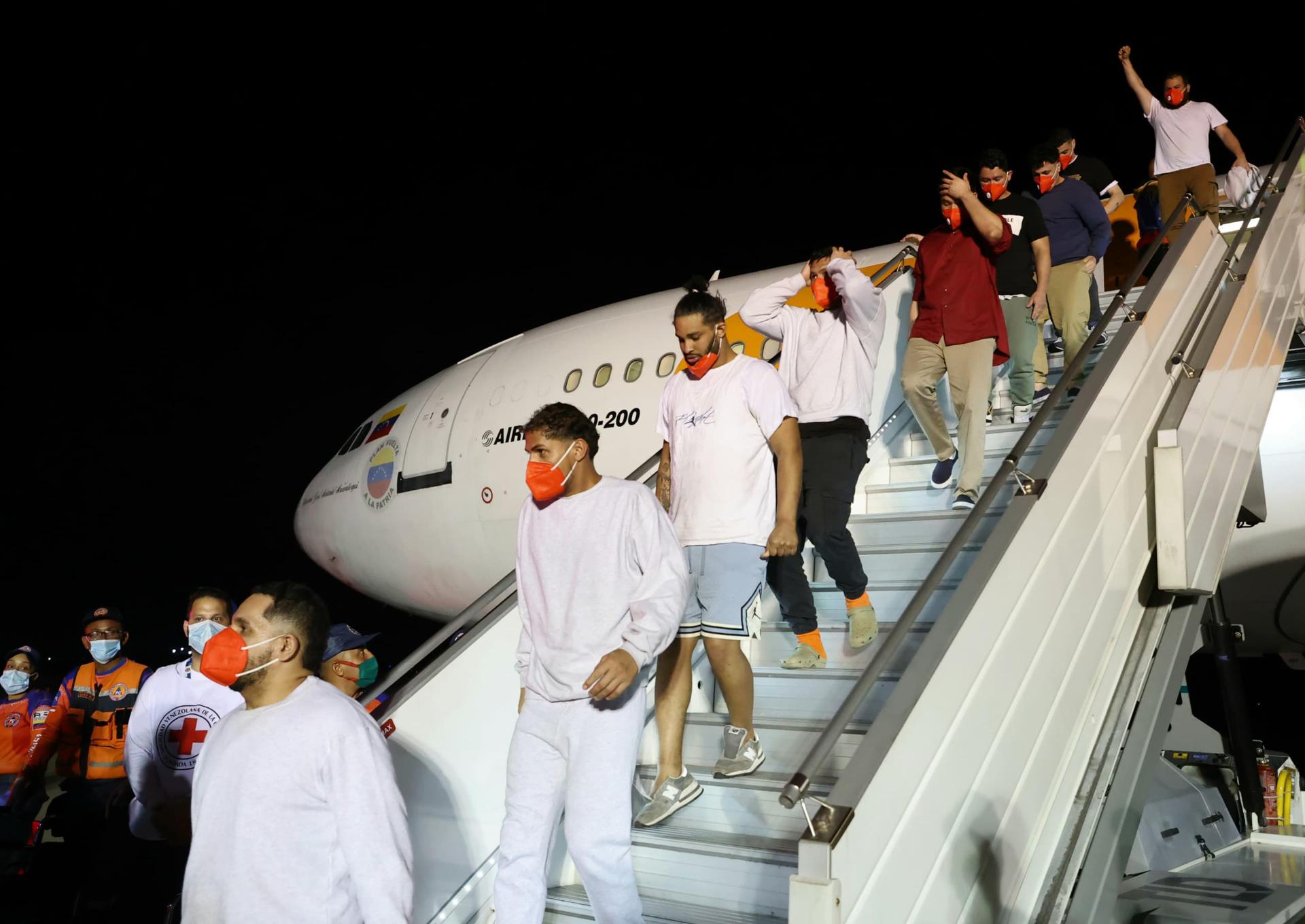 Fotografía cedida por Prensa del Ministerio de Interior, Justicia y Paz, donde se observa a migrantes bajar de un avión este viernes, en el Aeropuerto Internacional Simón Bolívar, en La Guaira (Venezuela). EFE/ Prensa del Ministerio del Interior, Justicia y Paz de Venezuela