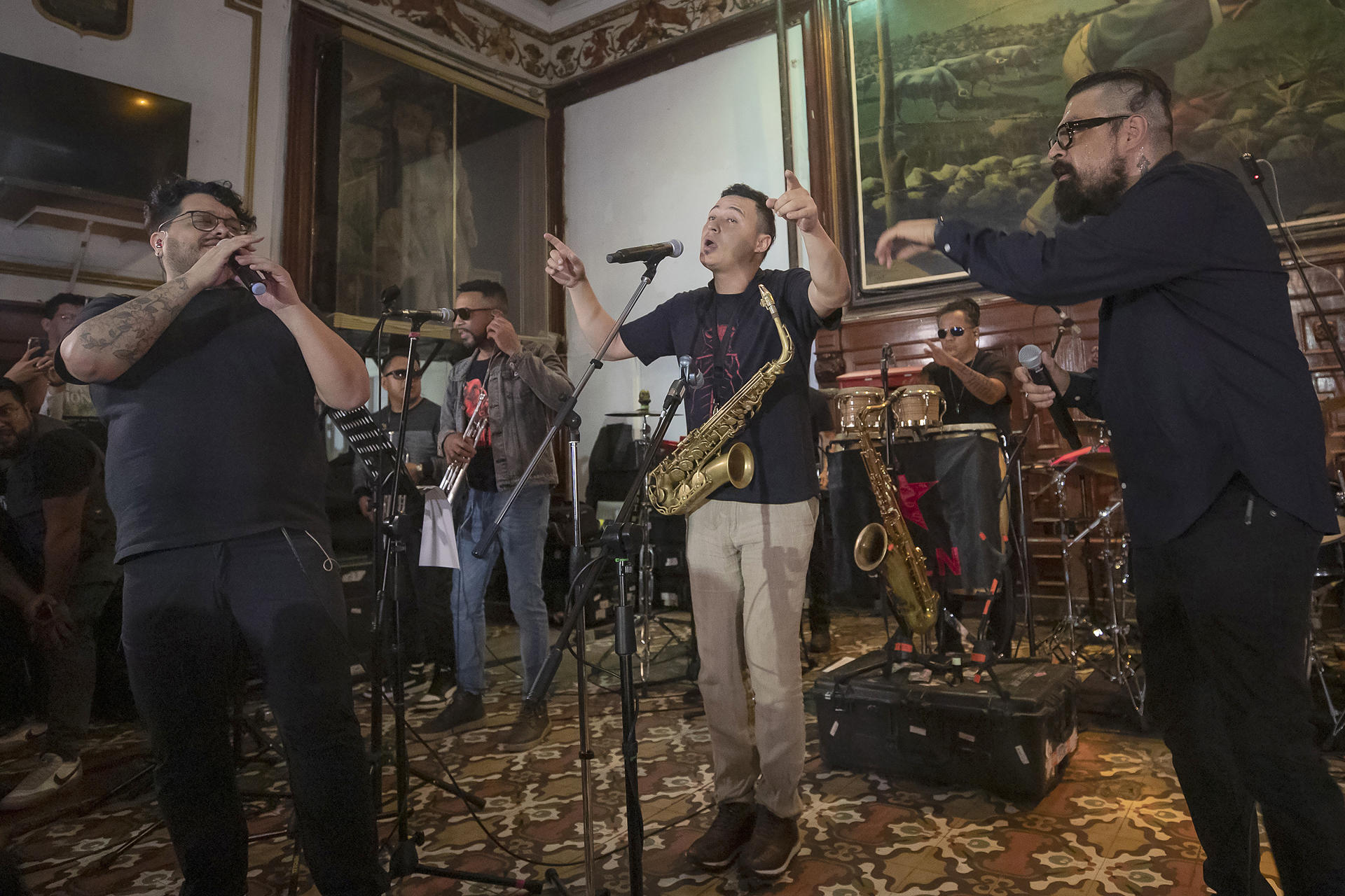 El grupo mexicano de ska Panteón Rococo, interpreta canciones este jueves, en el bar La Faena de Ciudad de México (México). EFE/ Isaac Esquivel