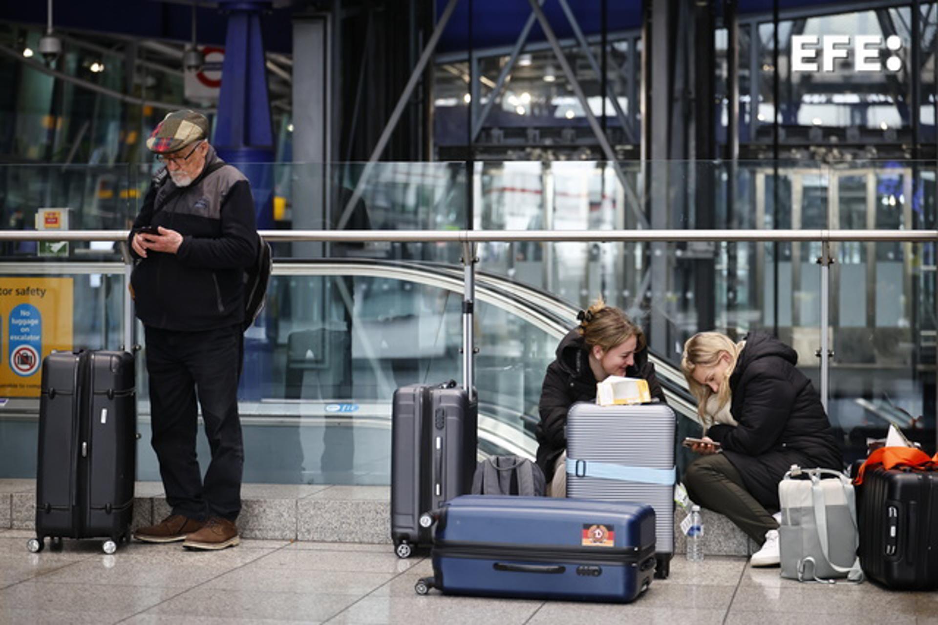 Pasajeros esperan en el aeropuerto londinense de Heathrow, a la espera de que se reanuden los vuelos. EFE/TOLGA AKMEN