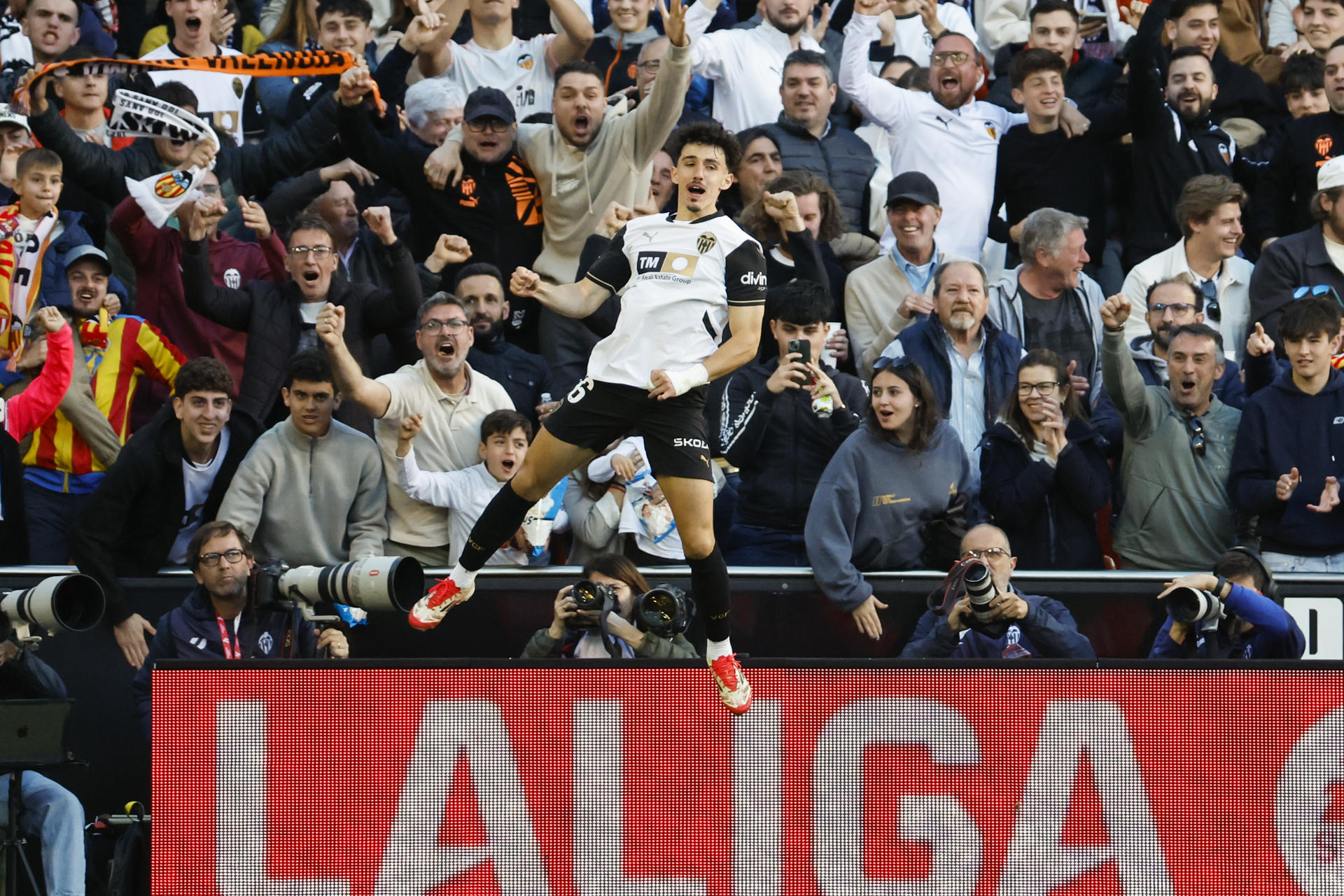 El centrocampista del Valencia Diego López (i) celebra su gol durante el partido de la jornada 29 de LaLiga entre Valencia CF y RCD Mallorca, en el estadio de Mestalla. EFE/ Ana Escobar