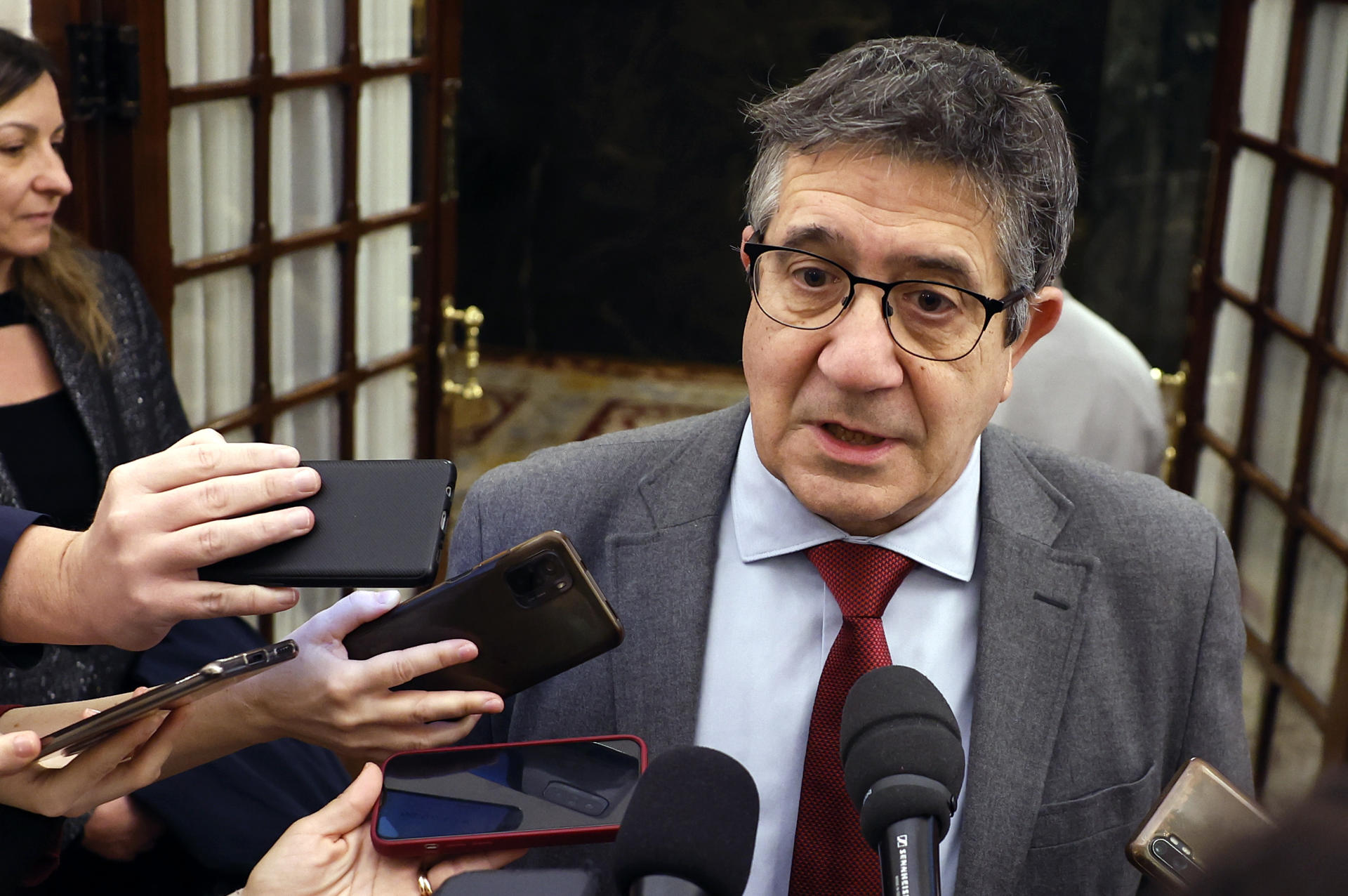 El portavoz parlamentario del PSOE, Patxi López, rodeado de informadores a su llegada este miércoles al Congreso para asistir a la sesión de control al Gobierno. EFE/ Chema Moya