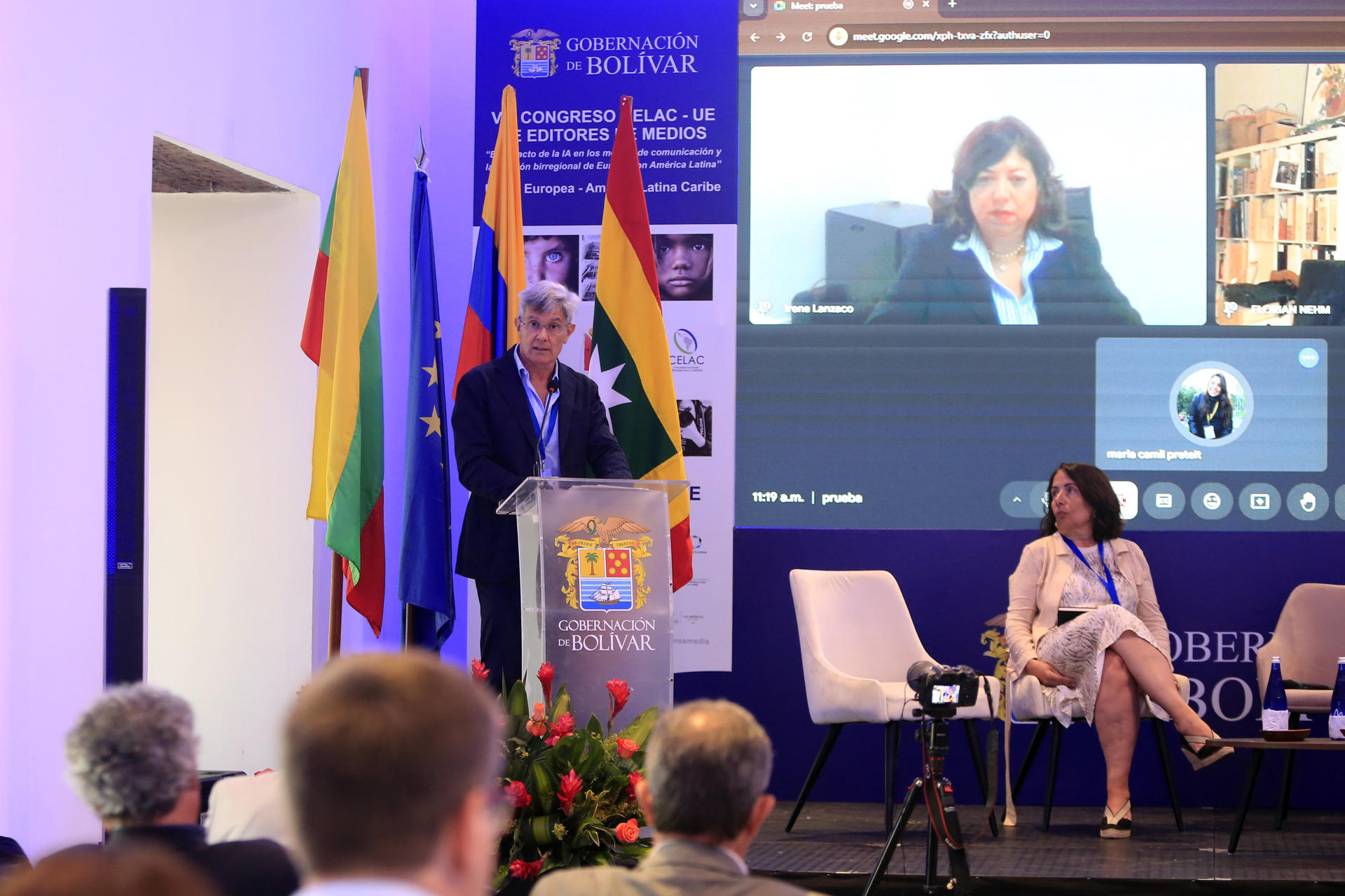 El director editorial de América de la Agencia EFE, Manuel Fuentes (i), habla en el conversatorio ´La Inteligencia Artificial y el derecho a la información: los riesgos para la libertad de prensa' durante el VIII Congreso Internacional de Editores de Medios Europa-América Latina y Caribe este martes, en Cartagena (Colombia). EFE/ Ricardo Maldonado Rozo