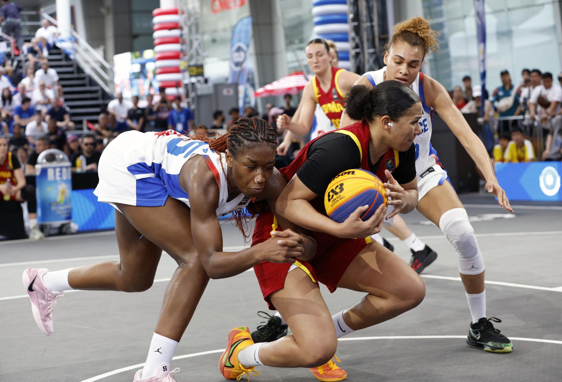 Cecilia Muhate (c) pelea por una pelota con Nabala Fofana (i) y Eve Wembanyama (d) durante el partido entre España y Francia de la primera edición de la Copa de Campeones que se disputa en Bangkok . (Baloncesto, Francia, España, Tailandia) EFE/EPA/RUNGROJ YONGRIT
