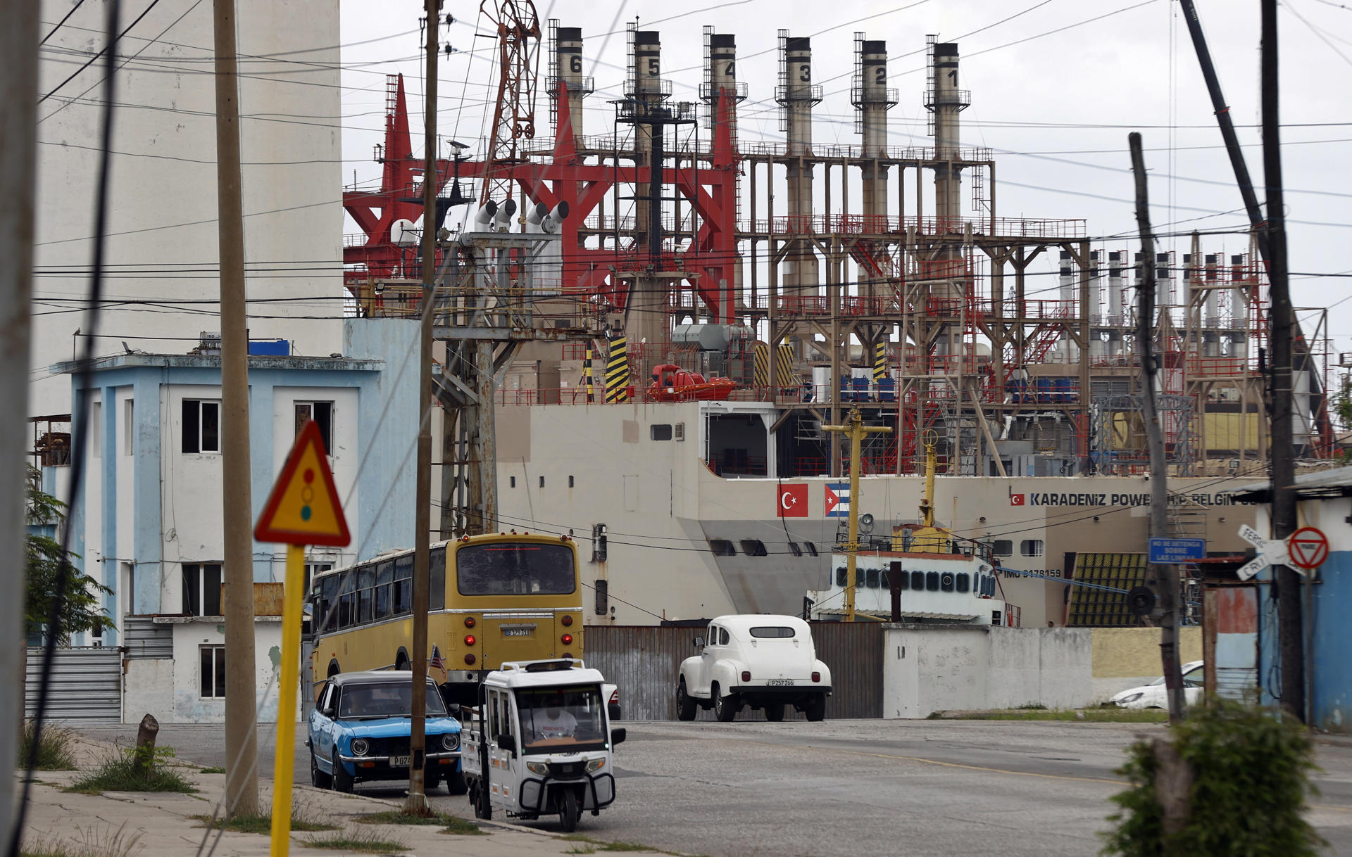 Fotografía de una planta flotante de generación eléctrica este lunes, en el puerto de La Habana (Cuba). EFE/ Ernesto Mastrascusa