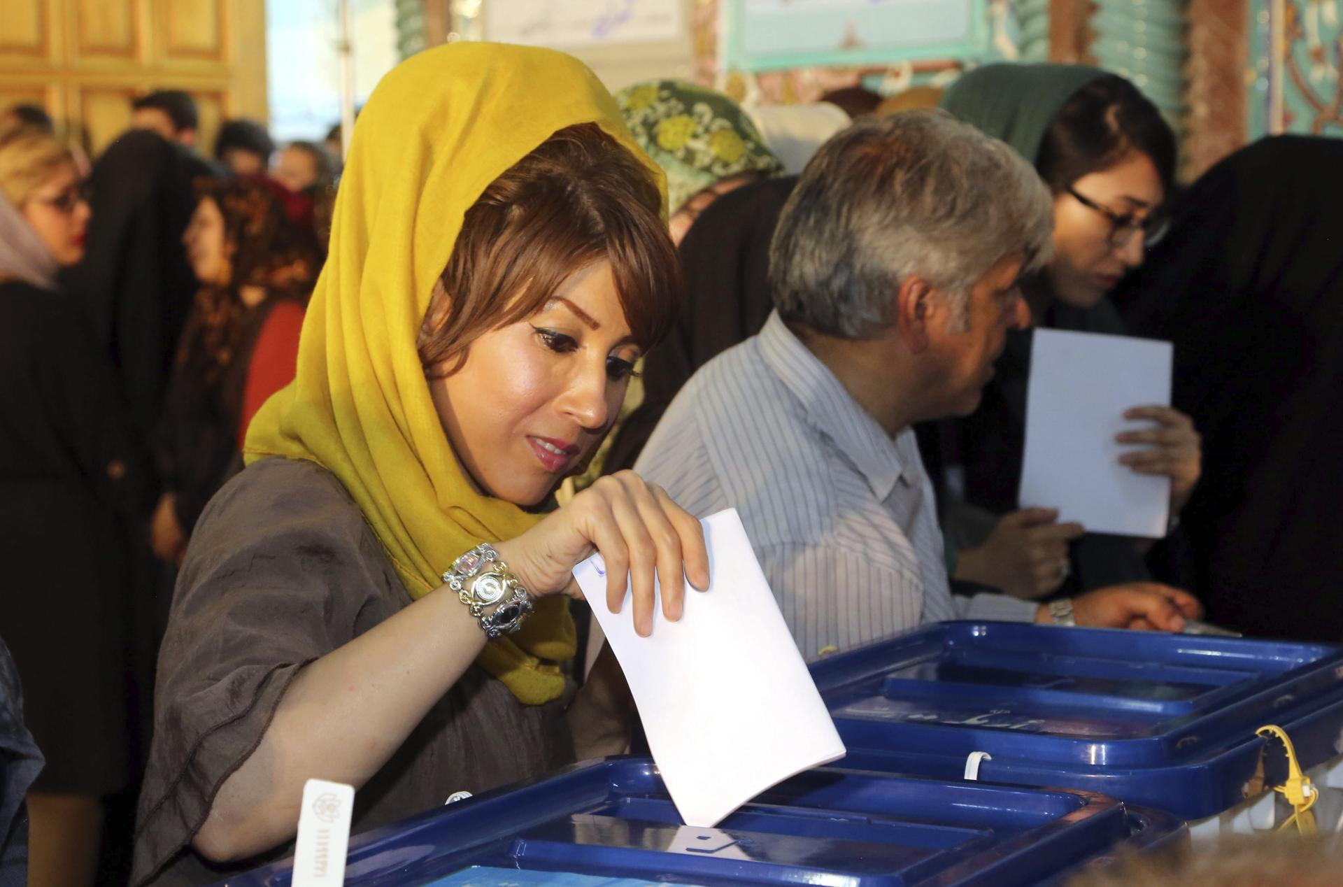 Foto archivo. Mujeres iraníes ejercen su derecho al voto. EFE/Abedin Taherkenareh